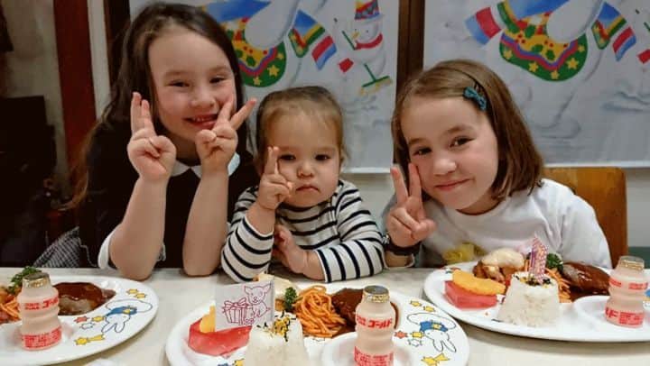 ピーチフラワーのインスタグラム：「· 宮崎県に引越してきて8ヶ月が過ぎました。 既に全員チキン南蛮の虜になっています。 · ダディは滅多に名前を覚えたりしない(英語でも覚えないタイプ)のに「チキン南蛮」だけは発音できるようになってます💯 そして、ダディは週1程度でチキン南蛮の禁断症状が出ます。 · 広島ではお好み焼きの禁断症状が出る事がありましたが、最後まで「エコノミー焼き」と発音していました😅 · ガールズは特に「おぐら」のお子様ランチが大好きで、どんなに待ち時間があると言われても「全然待つ待つー🤩」とご機嫌で待ちます。 · Yukiには少し大きなお子様ランチなのでMomoとHanaが分担してYukiの分も食べます。 · 大抵MomoがYukiのチキン南蛮、Hanaがハンバーグを手伝って食べてます。 · · #チキン南蛮  #おぐら  #宮崎県 #混雑時は駐車場待ちからスタート #待ってでもおぐら #お子様ランチ #ピーチフラワー」