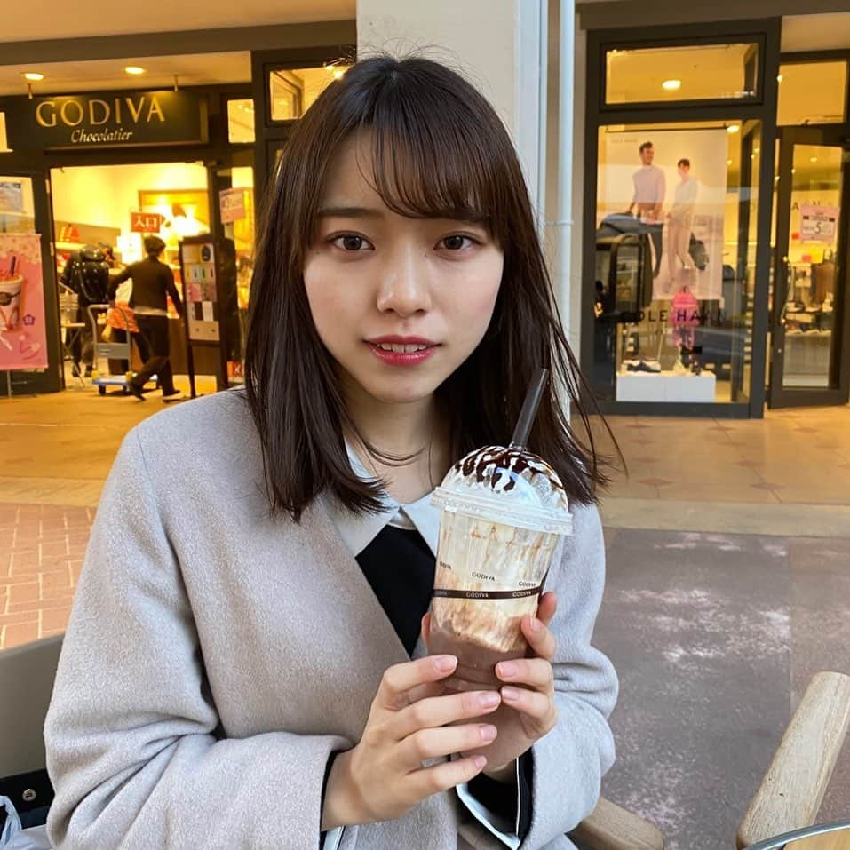 横山キラのインスタグラム：「ダークモカチップフラペチーノではありません。GODIVAです。﻿ 撮影用の服買いに来たけどいいの無かった😂﻿ ﻿ ﻿ ﻿ ﻿ ﻿ ﻿ ﻿ #ショッピング #ファッション #godiva #チョコレート #ポートレート #サロンモデル #被写体 #被写体になります #モデル #サロンモデル東京 #お洒落さんと繋がりたい」