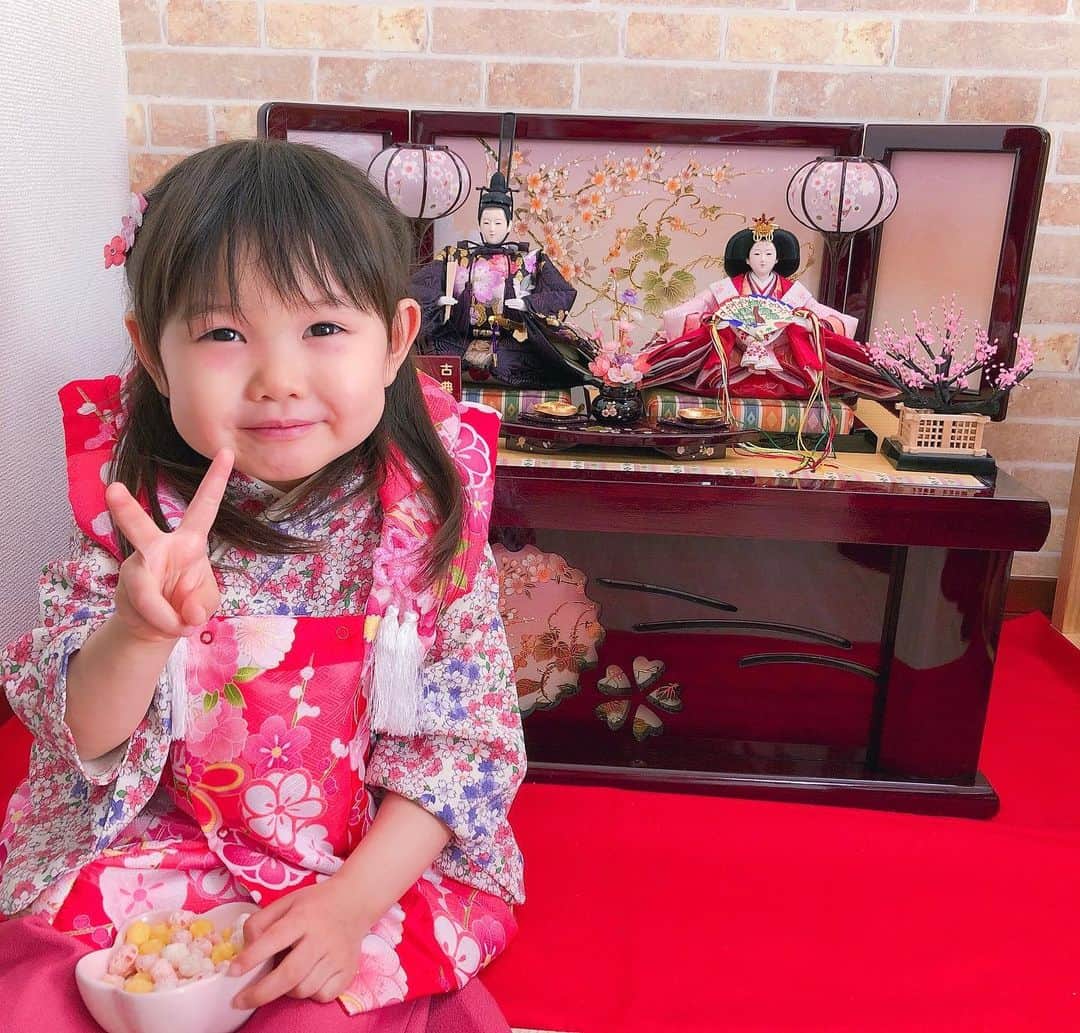 南まりかのインスタグラム：「. 雛祭り🎎 袴をドレスだと思っている娘です。笑  雛あられが好きみたいでずっと食べてました✨  #雛祭り #お雛様飾り #桃の節句  #袴ロンパース #ドレス好き #雛あられ好き  #2歳11ヶ月 #女の子のママ」