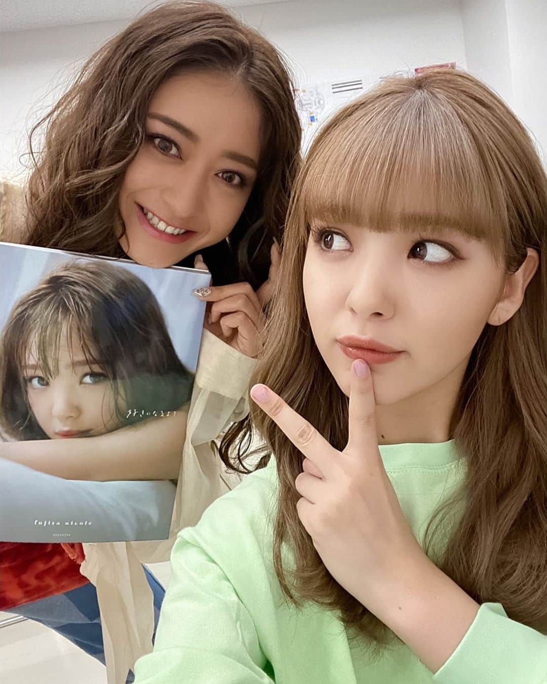 藤田ニコル１st写真集【公式】のインスタグラム：「「やってんねー🔥」いただきました🙋🏼‍♀️🍑 みちょぱありがとうー🥰  #藤田ニコル１st写真集 #池田美優 #藤田ニコル #にこるん #ニコスキ」