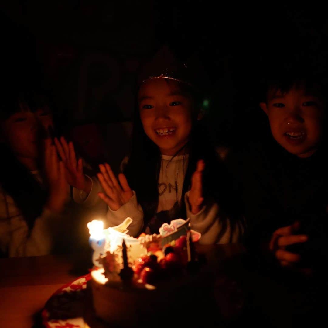 megumi matsuoさんのインスタグラム写真 - (megumi matsuoInstagram)「★★★ 3月3日 ミラちゃん 8歳になりました♡ ⁑ このバルーンセット 全部で1,388円だったの！ すごくない笑！？ 昔よりも全然安くなったねー！！ ケーキはいつものルエールサンク ⁑ 誕生日プレゼントは ユニベアのコスチューム ダッフィーに着せるんだって笑 ⁑ 4月からは3年生 クラス替えがあるけど いっぱい楽しい思い出を作ってください♡ ⁑ #サラミラ#次女#3人きょうだい#誕生日#桃の節句#雛祭り#バースデーケーキ#8歳#バルーン#バルーン装飾#誕生日飾り付け #パステル #birthday#birthdaycake#girl#happy#8yearsold#smile」3月3日 20時26分 - sara_mira_