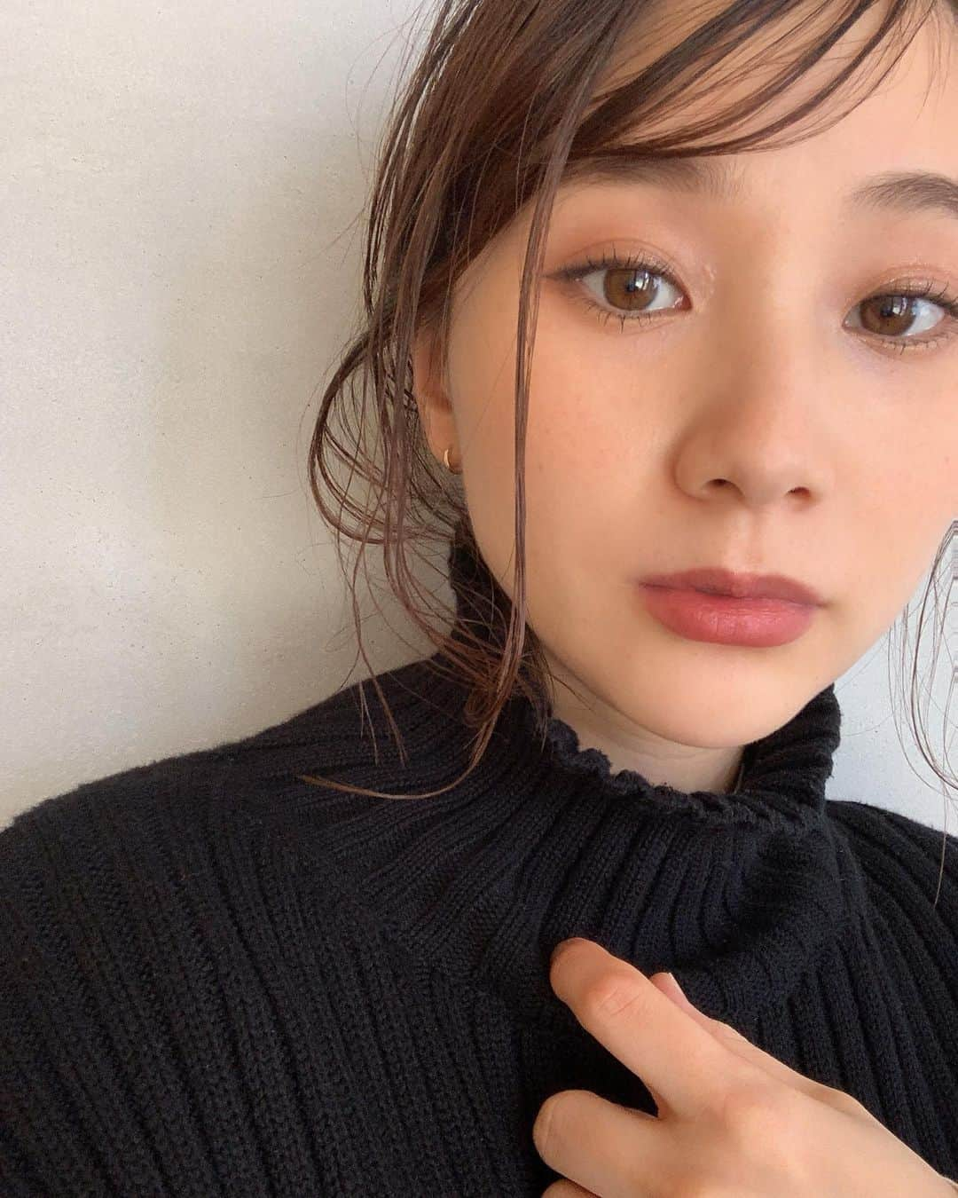 伊地知朋子さんのインスタグラム写真 - (伊地知朋子Instagram)「この時のコスメを 残してくださいとの ご要望いただいたので投稿でも🤲🏻 . <ベース> @femmue_japan  ウィーラブサントーンアップUV エバーグロウクッション #ライブベージュ @threecosmetics シマリンググローデュオ　#01 <アイメイク> アイホールと下瞼にも @threecosmetics シマリンググローデュオ #01 左 アイライン(ブラウン)&マスカラ(ブラック)　#CAROME <リップ> @lauramercier #05」3月3日 20時26分 - tomoko_urbanbobby