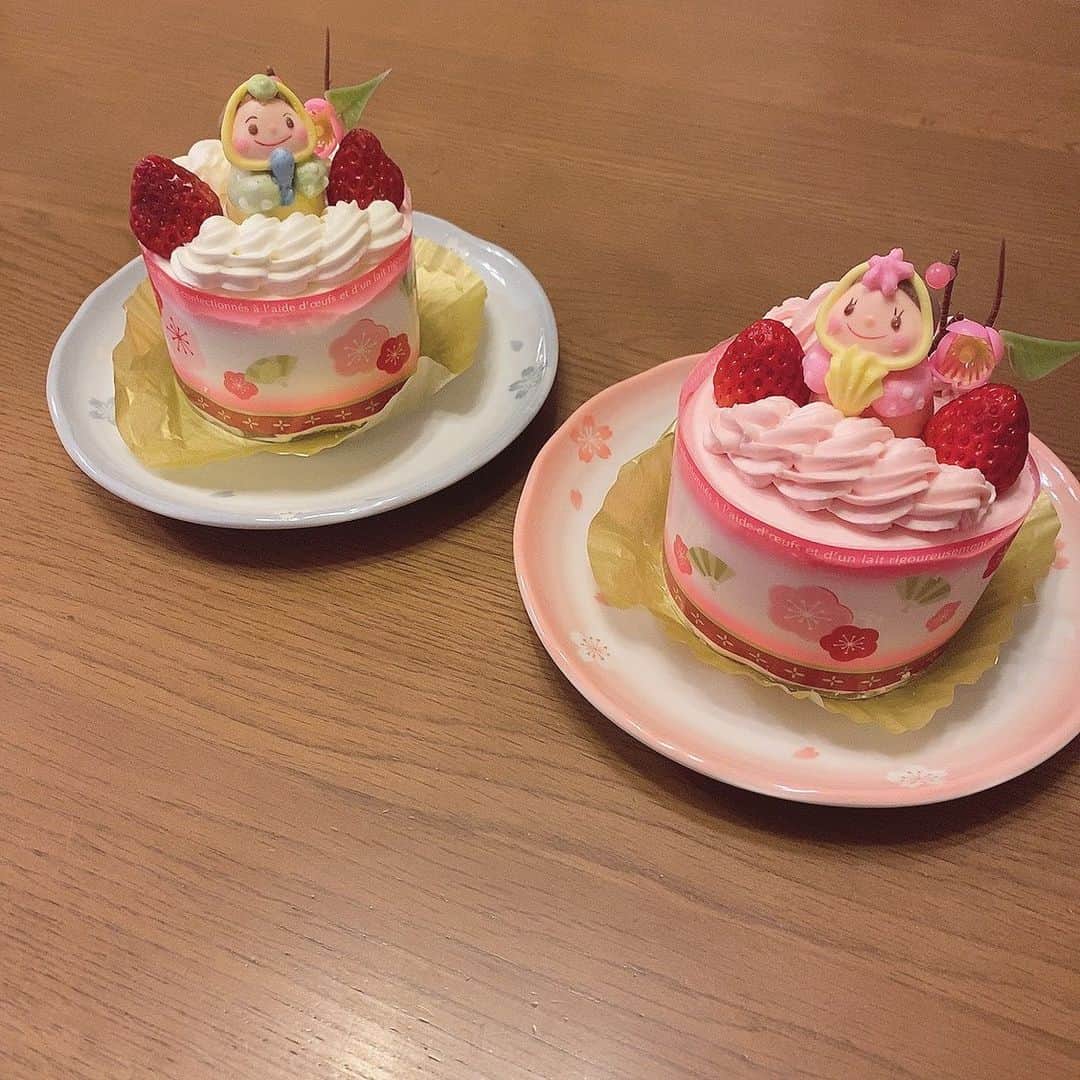 浅井七海さんのインスタグラム写真 - (浅井七海Instagram)「.﻿ お散歩帰りにケーキ屋さんで﻿ ひなまつりケーキGET🍰🌸﻿ ﻿ 可愛いケーキたくさんあって迷ったけど﻿ おだいりさまとおひなさまのが、﻿ とても可愛くてママの分と私ので2つ〜✌︎☺︎﻿ ﻿ at a cake shop after a walk﻿ Hina Matsuri Cake GET🍰🌸﻿ ﻿ There were a lot of cute cakes.﻿ the King and the Princess;﻿ It's so cute. It's for my mother and mine. 2✌︎☺︎﻿ ﻿ #ひなまつり #ケーキ #おだいりさまとおひなさま﻿ ﻿」3月3日 20時21分 - naamin48_
