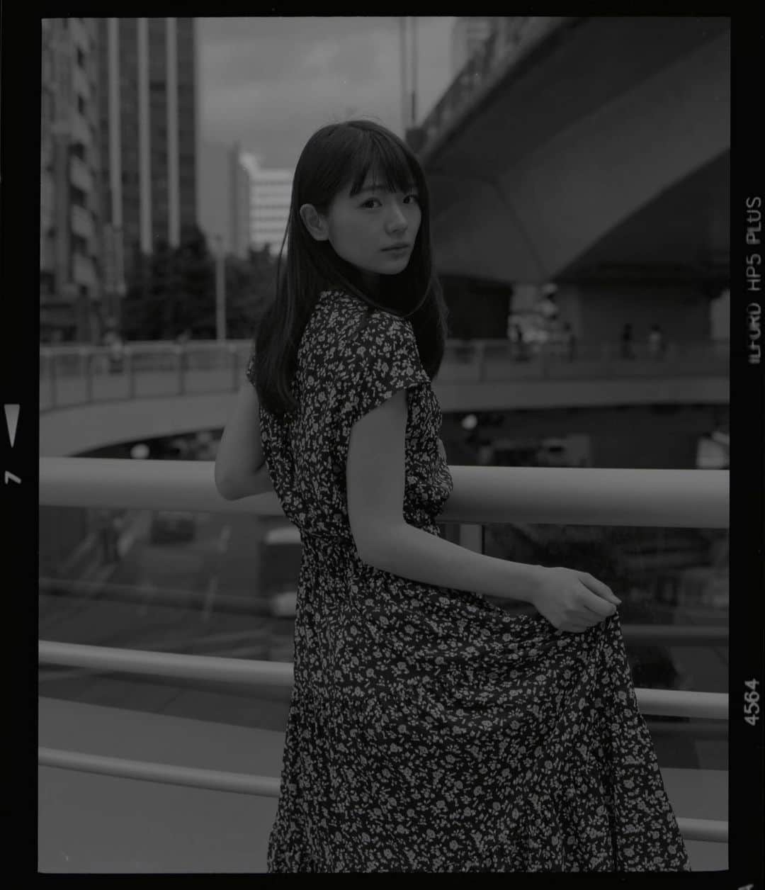 長谷川かすみのインスタグラム：「モノクロの世界。  #ポートレート撮影 #モノクロ写真 #portraitphotography #作品撮り  photo by @shunsuke_kakuuchi  thank you!」