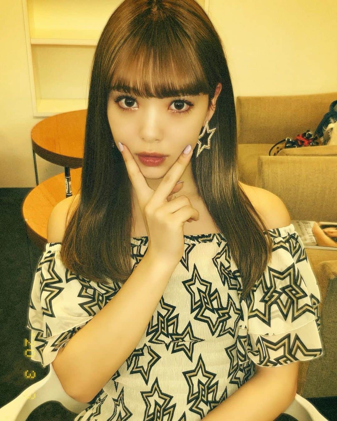 高橋有紀のインスタグラム：「今日のかわいいにこちゃん🐇♡ 後ろのソファにはとっても売れているにこちゃんの写真集が♡」