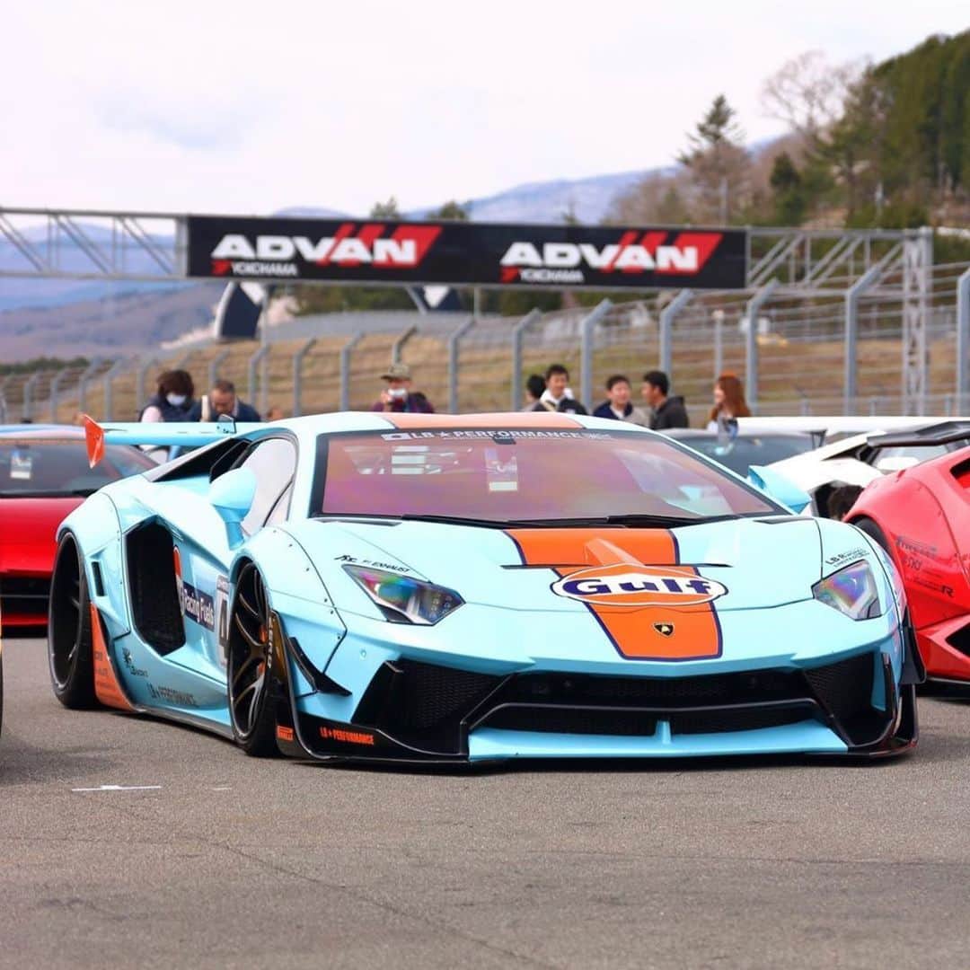 のインスタグラム：「Liberty walk自由に歩く！！！ LB★WORKS LAMBORGHINI AVENTADOR LIMITED EDTIONG🙂GULFカラー🙂  @libwrtywalkkato@lamborghini #libertywalk#lamborghini#lbworks#libertywalkkato#chrisbrown #gulf#fiexhaust #airrexsuspension #yokohamatire#bride#supercar#lbnation#hirosta92 #rdb#ltmw#libertywalklamborghini#goodwoodfos#semasshow#redbull#neike」