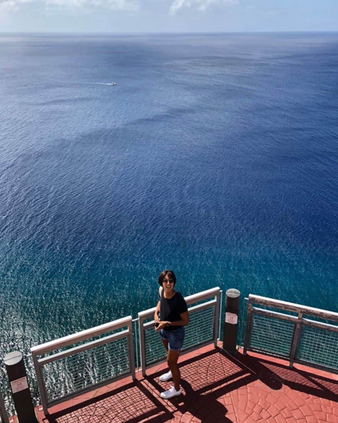 二見梓のインスタグラム：「🌏🏝🌺🐠 青い海に感動！充電完了！ 癒されたな〜。 #bluesky #blueocean」