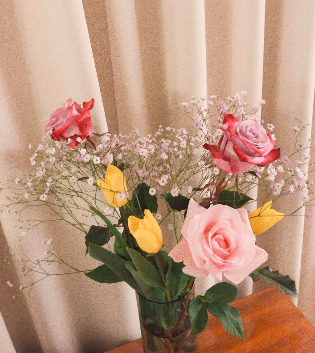 堤礼実のインスタグラム：「🎎🌷 今日は母とお花屋さんでお花を買って帰宅☺︎ . 普段自らお花を買う機会はあまり無いのですが、久々に訪れたお花屋さんでウキウキワクワクしていた私。 いけたお花を眺めながら癒されています❤︎ こりゃお花屋さんに通ってしまいそうだ…🙈 . #そんな今日は雛祭り #2枚目の薔薇の色 #可愛すぎてツボ🤤 #お花のある暮らし #色々と大変な時期ですが、癒しを日常に取り入れながら共に乗り越えていきましょう✨」