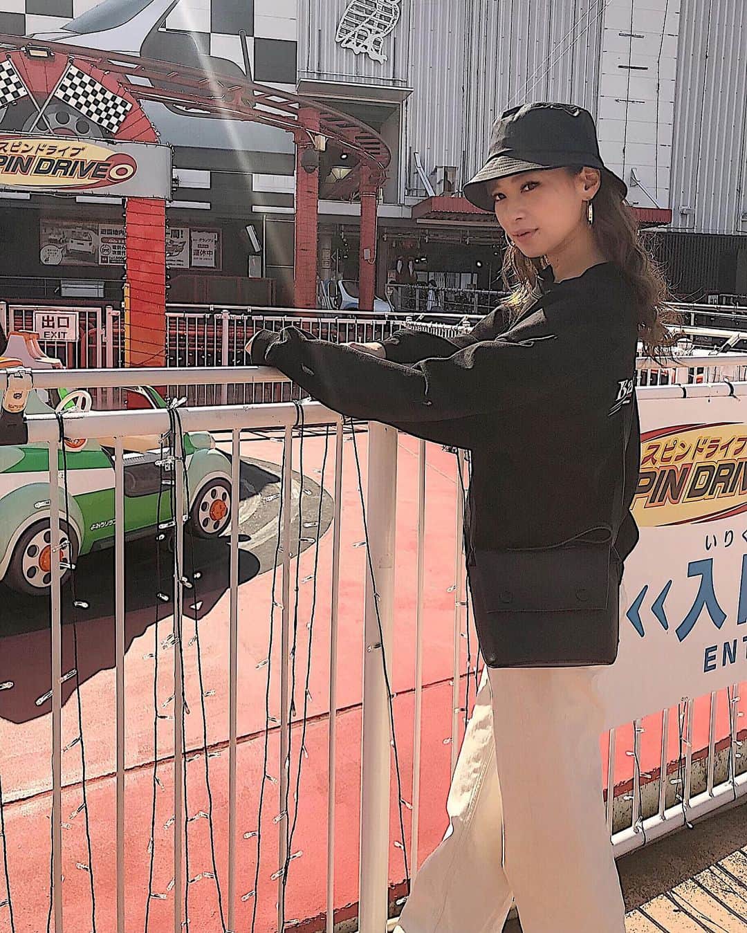 長谷川唯のインスタグラム：「・ ・ ラフな格好も大好き🤍🖤🤍🖤 ・ ・ #ootd #fashion #me #amusementpark #happy #love #instagood」
