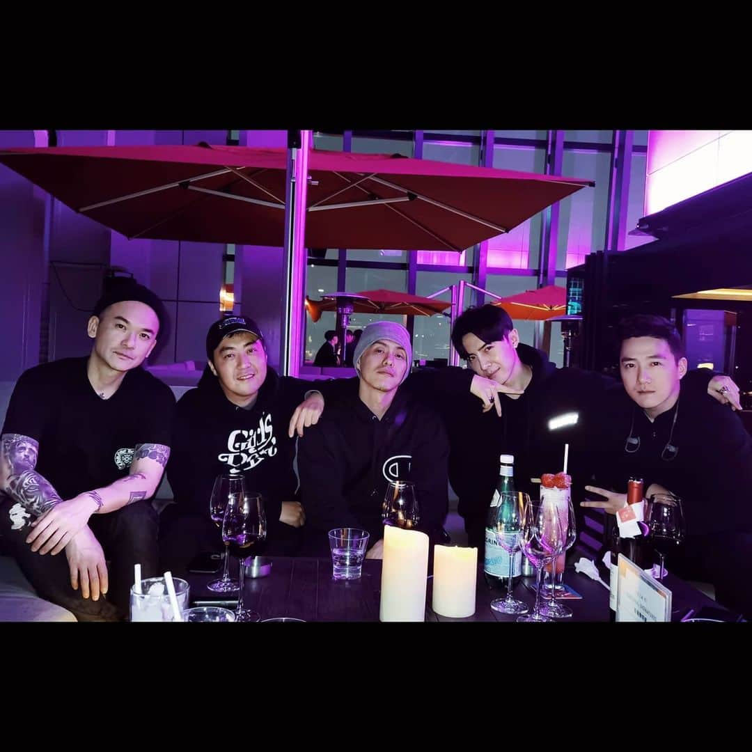 ダンソン・タンのインスタグラム：「Boys night out🥃🥃🥃 #HOTHEART #DT #唐禹哲 #SEVENDAYS」