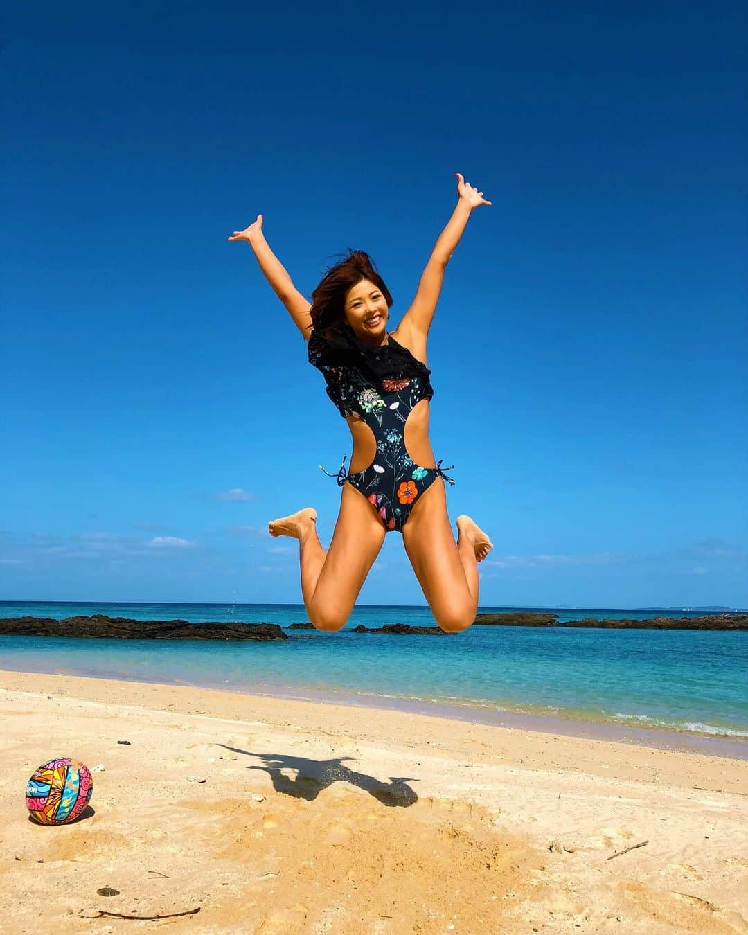 あおい夏海さんのインスタグラム写真 - (あおい夏海Instagram)「ＲＥＩ!! ＷＡ!! ＪＵＭＰ!! . がんばろう！日本！！ . #筋トレ　#腹筋　#晴れ女　#沖縄　#島人　#沖縄旅行 #旅女子 #ジャンプ #jump #スポーツ女子 #スポーツコーデ  #キャップ女子 #ビーチガール #筋トレ女子 #腹筋女子 #トレーニング #トレーニング女子 #ゴルフ女子 #癒し　#あおい夏海 #島人ぬ宝 #北谷  #青空 #海 #南国」3月3日 20時50分 - natsumi.aoi