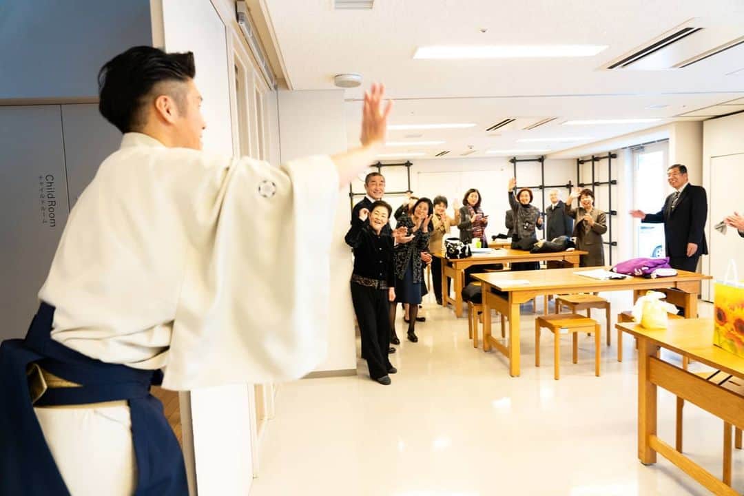 梅川壱ノ介（舞踊家）のインスタグラム：「𝐀𝐟𝐭𝐞𝐫 𝐩𝐞𝐫𝐟𝐨𝐫𝐦𝐚𝐧𝐜𝐞 ￣￣￣￣￣￣￣￣￣￣￣￣￣￣￣￣￣￣￣￣￣￣￣￣ 終演後、後援会の皆さまへご挨拶  熱いエールを頂き、また次の舞台へ  #梅川壱ノ介  #舞踊家 #日本舞踊 #エール」