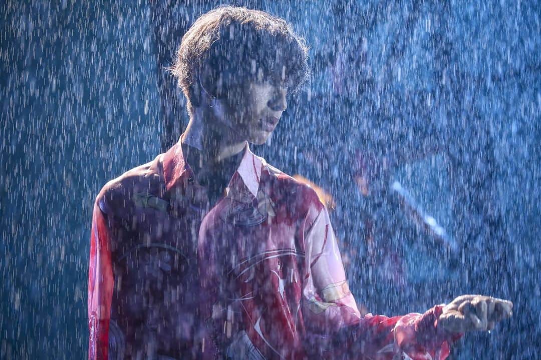のインスタグラム：「5th Single 『Hey, darlin'』　part2  #fantastics #hey,darlin' #カラフル #雨 #濡れFANTA #MV観てください」