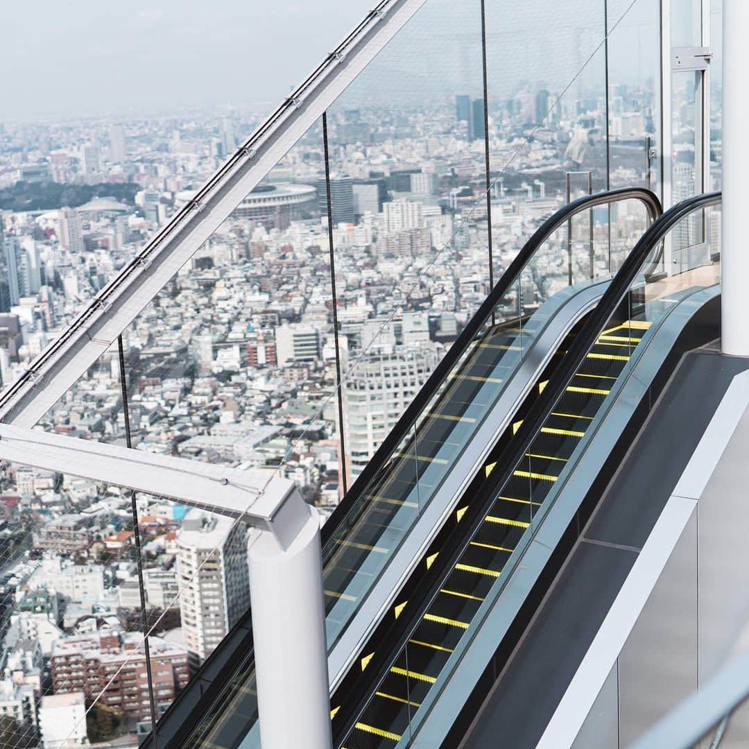 市川渚さんのインスタグラム写真 - (市川渚Instagram)「It seems like an escalator floating in the sky.﻿ ﻿ ﻿ ﻿ 人が少なそうだなと踏んで、初 #ShibuyaSky あたらしい渋谷がどんどん増殖していく。」3月3日 21時02分 - nagiko