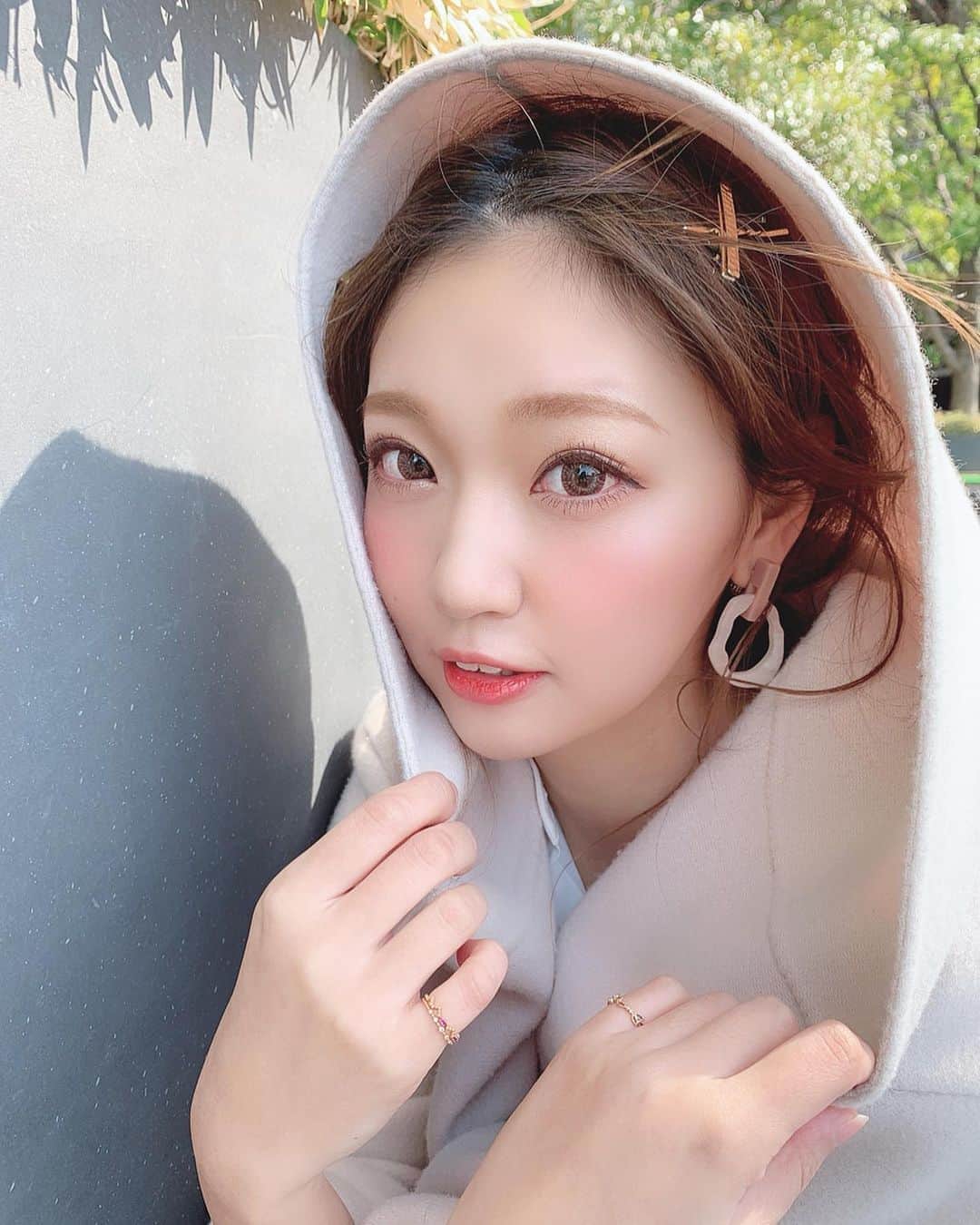 いっちゃん/嶋津 いつみのインスタグラム：「. . . 花粉症のせいで目が血走ってる😂💦ww . . . . コロナの影響でどんどんスケジュールが なくなっていってて悲しい気持ちやけど これだけは誰のせいでもないし どうしようもないよね…👉🏻👈🏻 . . . . 早く終息して元通りの生活が送れるようになることを 願うばかりです🙏🏻✨ . . . . . . #関西  #関西サロモ  #サロンモデル #サロモ #いっちゃん  #フリーモデル #関西モデル  #あざといっちゃん #かわいっちゃん #いっちゃんコーデ #ブライダルモデル #アレンジモデル #ヘアカラー  #ヘアアレンジ  #ロングヘア #スーパーロング」