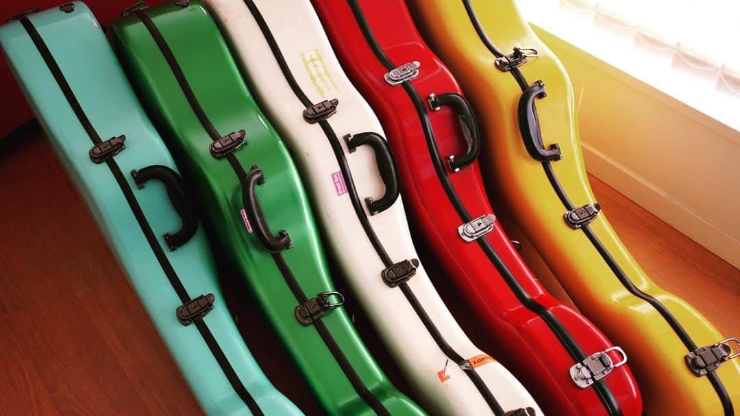 近藤薫のインスタグラム：「ギターケースがカラフルになってきました。 #guitar #acoustic #grandoply #martin #gibson #case」
