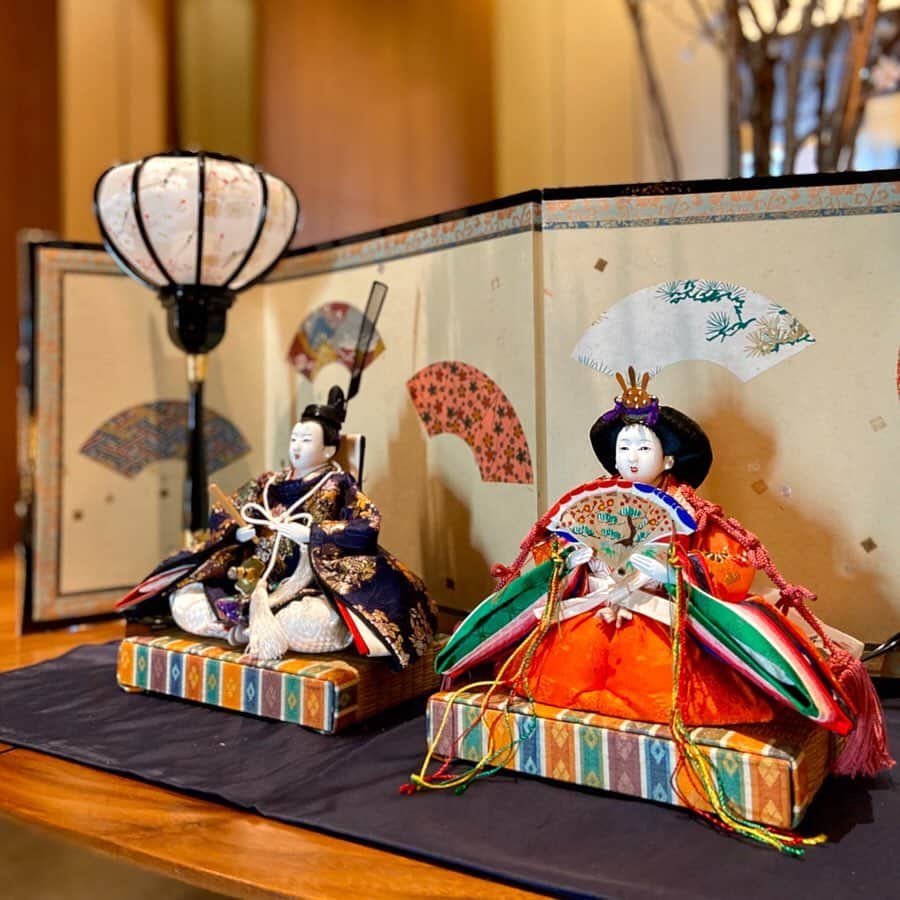 Andaz Tokyo アンダーズ 東京さんのインスタグラム写真 - (Andaz Tokyo アンダーズ 東京Instagram)「Today we celebrate Hina Matsuri, or Girls’ Day in Japan 👧🏻 To wish for the health and happiness of all girls, families display a set of ceramic dolls adorned in decorative imperial robes of the ancient Heian period 🎎 Experience this tradition yourself with our display at Andaz Lounge.  本日はひな祭り。全ての女の子が健やかに幸せになりますように。🎎 #hinamatsuri #ひな祭り #dollsday ⠀⠀ 📸 Special thanks to @rob.sese」3月3日 21時07分 - andaztokyo
