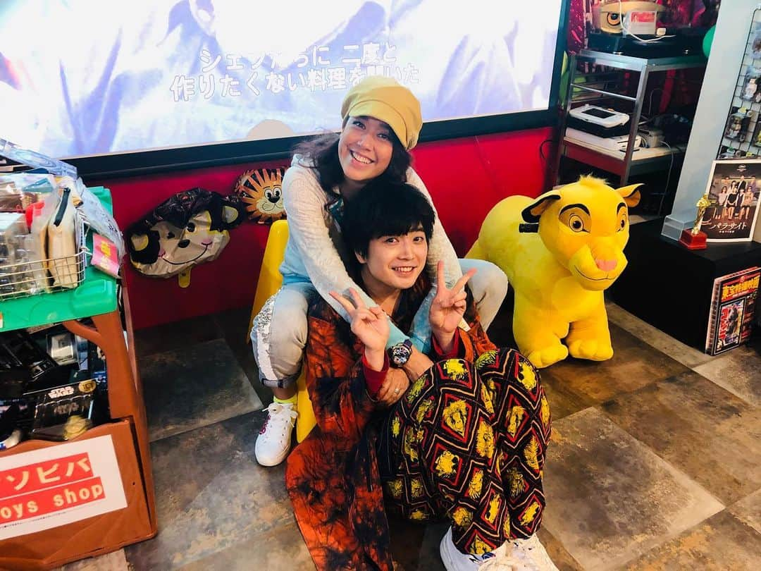 大和田健介さんのインスタグラム写真 - (大和田健介Instagram)「#新横浜　#アソビバtoyscafe に 親愛なるお姉様⭐️ #LiLiCo さん、 そして　素敵な　旦那様　 #純烈　の　#小田井涼平　さんが いらしてくださいました🌸🌺🌺 昔から仲良くさせて 頂いてる、映画のスペシャリストLiLiCoさんに来て頂いて、『すごい！』と言ってくれて嬉しかったです^_^ 旦那様の涼平さんは 実際にお会いすると テレビよりもっと素敵で、いろんなフィギュアに詳しくて驚きました！！ LiLiCo さん　小田井涼平　さん #大和田伸也　と　#大和田健介 #ショートショートフィルム　フェスティバル #アソビバトイズカフェ　#特撮　　#仮面ライダーゾルダ  #ザリガニとひまわり #機動戦士ガンダムseed  #仮面ライダー龍騎　 #アメコミ女子　#アメコミ男子 #映画カフェ #アメコミ  #オタク #喫茶店 #jwave #LEGO #サウスパーク　 #おもちゃカフェ 🟡🟡🟡🟡 #カフェ　#王様のブランチ #トイサピエンス　#ホットトイズ 　#スターウォーズ　#アイアンマン 🟡🟡🟡🟡🟡」3月3日 21時17分 - oowada_kensuke