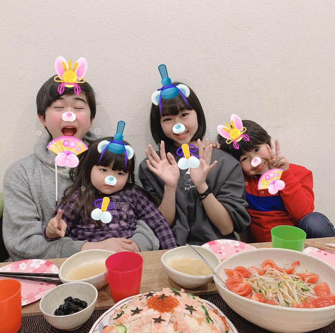 鈴木福さんのインスタグラム写真 - (鈴木福Instagram)「今日は楽しいひな祭り🎶 みんなでちらし寿司パーティー！  みんなお内裏様とお雛様(笑)  #ひな祭り#ちらし寿司#パーティー」3月3日 21時19分 - s_fuku_te