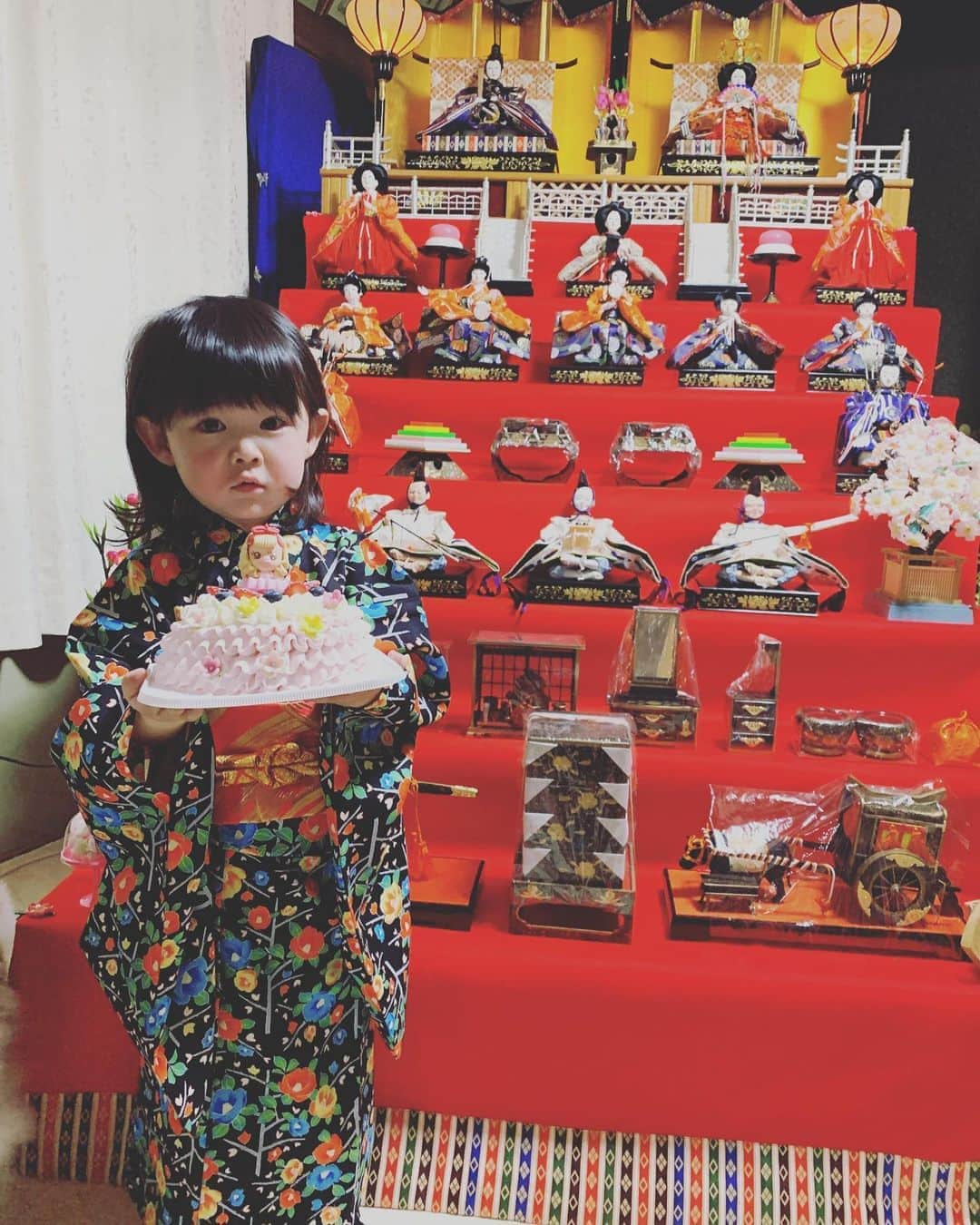 大菅小百合のインスタグラム：「雛祭り🎎✨ せっかくなので母に昔の着物を着せてもらって記念撮影📸🍡🌸 この数分前は「いやだー」と泣いてたけどケーキを見せて写真撮影に成功❤️笑 撮影中我慢できずに手でパクリ😆🎂‼️ 頑張ってくれてありがとうね💕 ・ ・ ・ #お雛祭り #3月3日 #健やかに育ちますように」