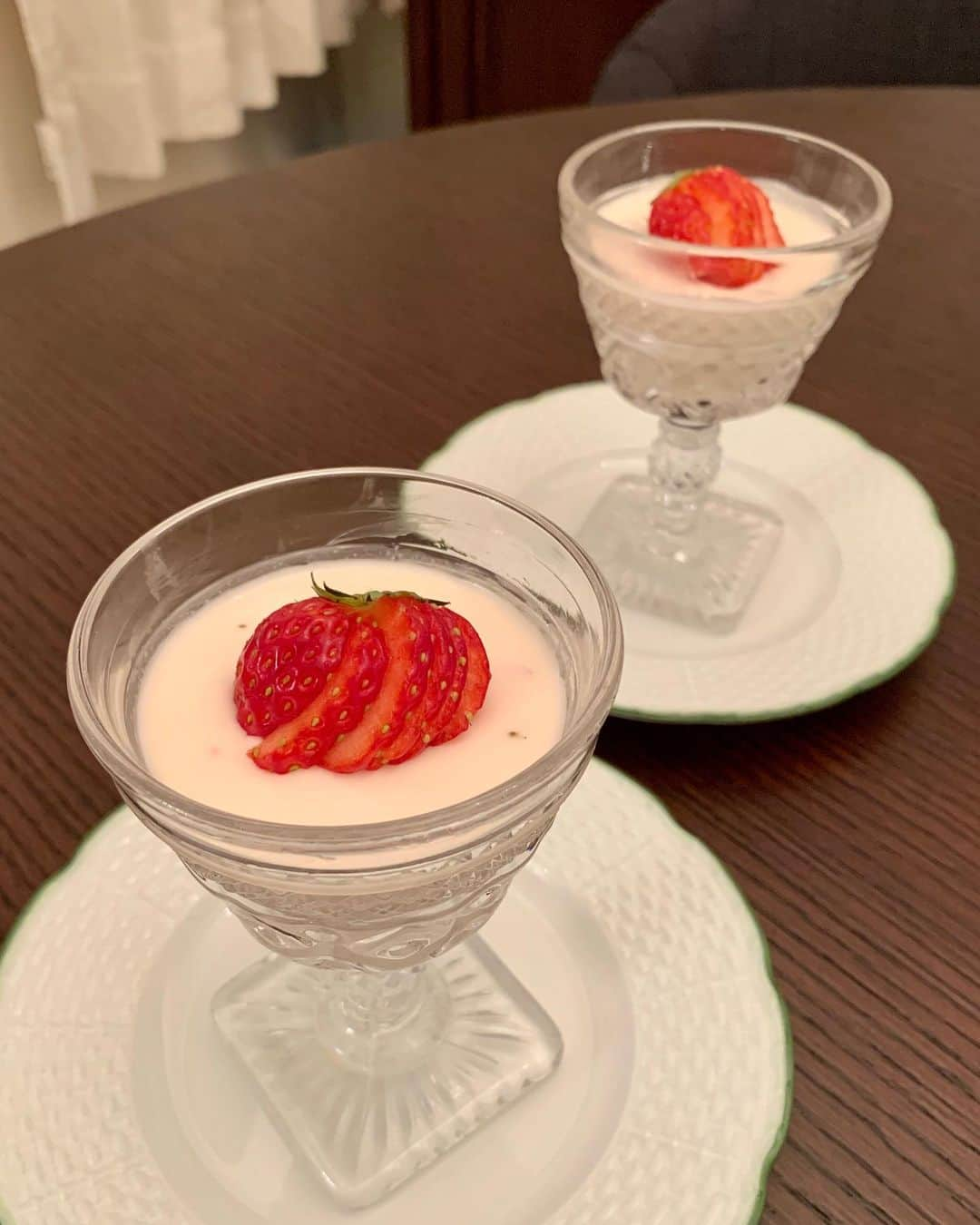 小倉優子さんのインスタグラム写真 - (小倉優子Instagram)「子供達といちごのパンナコッタを作りました🍓 本当に簡単なので、良かったら作ってみてください✨✨✨ ⭐︎材料⭐︎ いちご　80g 牛乳 200cc 生クリーム　200cc グラニュー糖　40g ゼライス　一袋 （ゼラチン５gを使ってもok!） ⭐︎作り方⭐︎ お鍋に牛乳、生クリーム、グラニュー糖を入れて沸騰直前で火を止めます。 ゼライスを入れてしっかり溶かします。 氷水をあてながら中身を混ぜて、フォークで潰したイチゴを入れて粗熱が覚めるまで混ぜます。 器に流して、しっかり冷やし固めたら出来上がりです😊💕」3月3日 21時20分 - ogura_yuko_0826