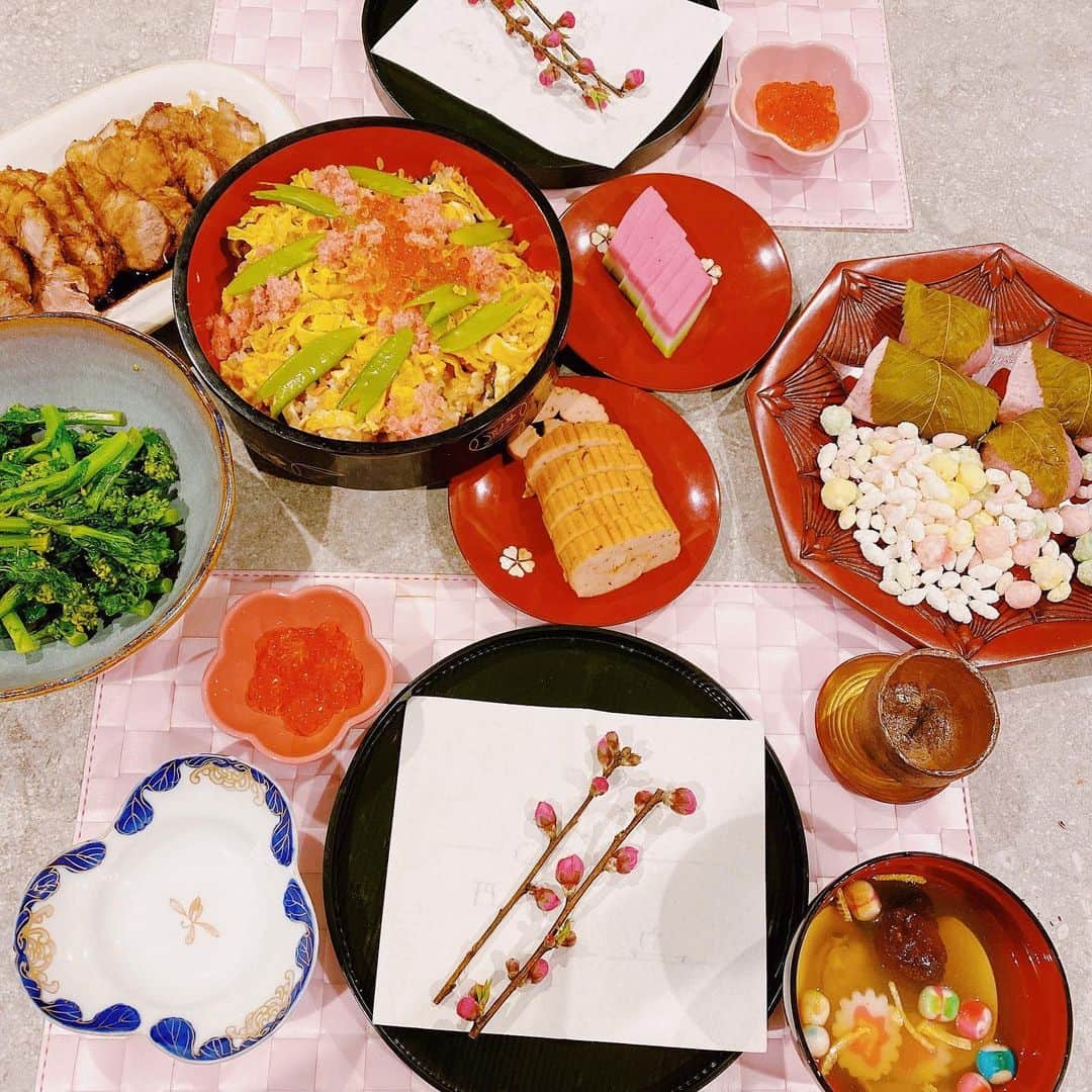 西山美希子さんのインスタグラム写真 - (西山美希子Instagram)「いきなりの休校で、バタバタなお雛祭り。宿題もさせないといけないし、外でも遊ばせないといけないし、ドタバタすぎて💦今年は簡単にお祝いしました🎎　#お雛祭り　#happygirlsday」3月3日 21時21分 - mariaclove