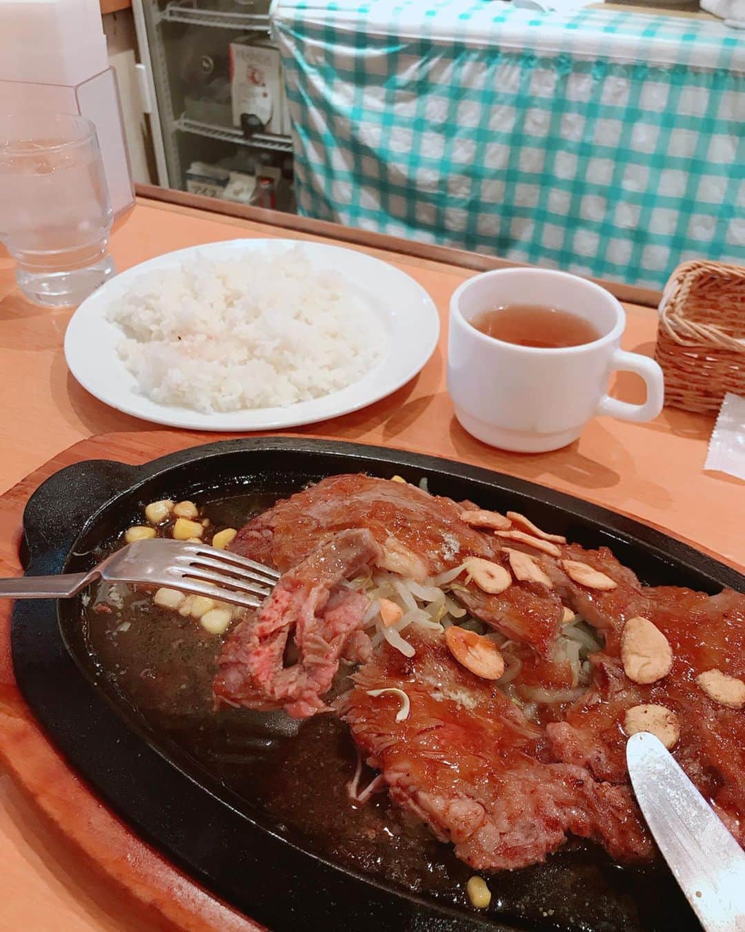 眞木美咲パメラさんのインスタグラム写真 - (眞木美咲パメラInstagram)「Craving for steak.🥩❤️ I always forget to take a picture befor I eat. . . . 今日は軽めにいこうって決めてたんだけどジム行くしちょっとならいっかって吸い込まれるようにお肉屋さんへ しっかり250gのステーキたべました🥩 ニンニクも食べた 美味しかったです🙈🙈 . . . #steaklover #lunchfortoday #恵比寿#ステーキ#そのへんのお店 #transformation #atetoomuch#steak#girleatworld」3月3日 21時23分 - pamypamypamy