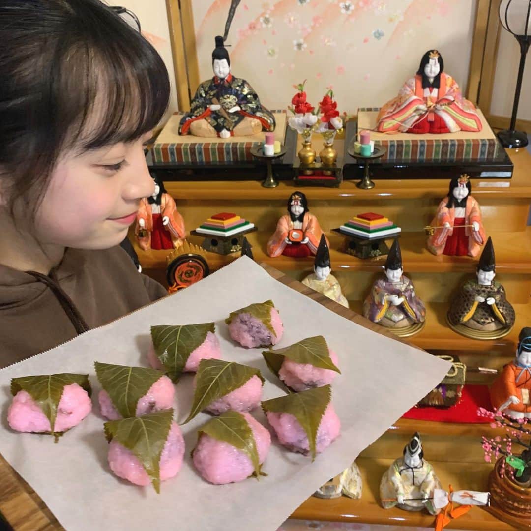 牧野羽咲さんのインスタグラム写真 - (牧野羽咲Instagram)「#ひなまつり  #桜餅作り　#雛人形  #あんこつまみ食いしたのは秘密㊙️ #明日は何を作ろうかな🤔  #牧野羽咲」3月3日 21時24分 - makino_usa_001