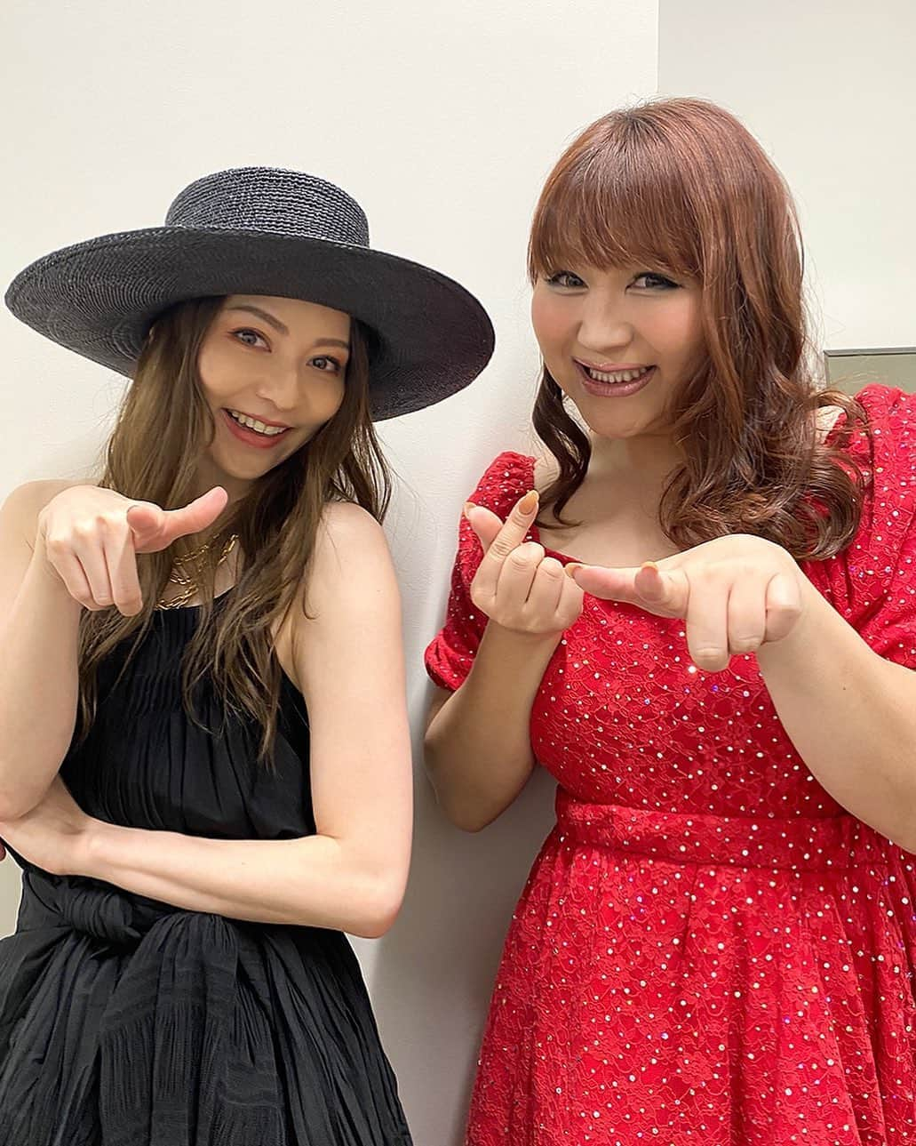 香里奈さんのインスタグラム写真 - (香里奈Instagram)「📸 #behindthesceneshot 📸  Startin〜 ♪  With @ringochan_0626  #30th #Anniversary !! #tgc #2020 #ss #229 #りんごちゃん さん と #魔女 笑 #🍎 ちゃん #女子力 #✨ #キラキラ #手鏡も可愛かった  #香里奈  #karina #japanesemodel  ちなみに  #tbs #japanesedrama #火曜 #6ch #恋はつづくよどこまでも  #恋つづ #第8話 このあと #22時 〜 #スターティン !! #上白石萌音 #佐藤健」3月3日 21時24分 - karina_official_221