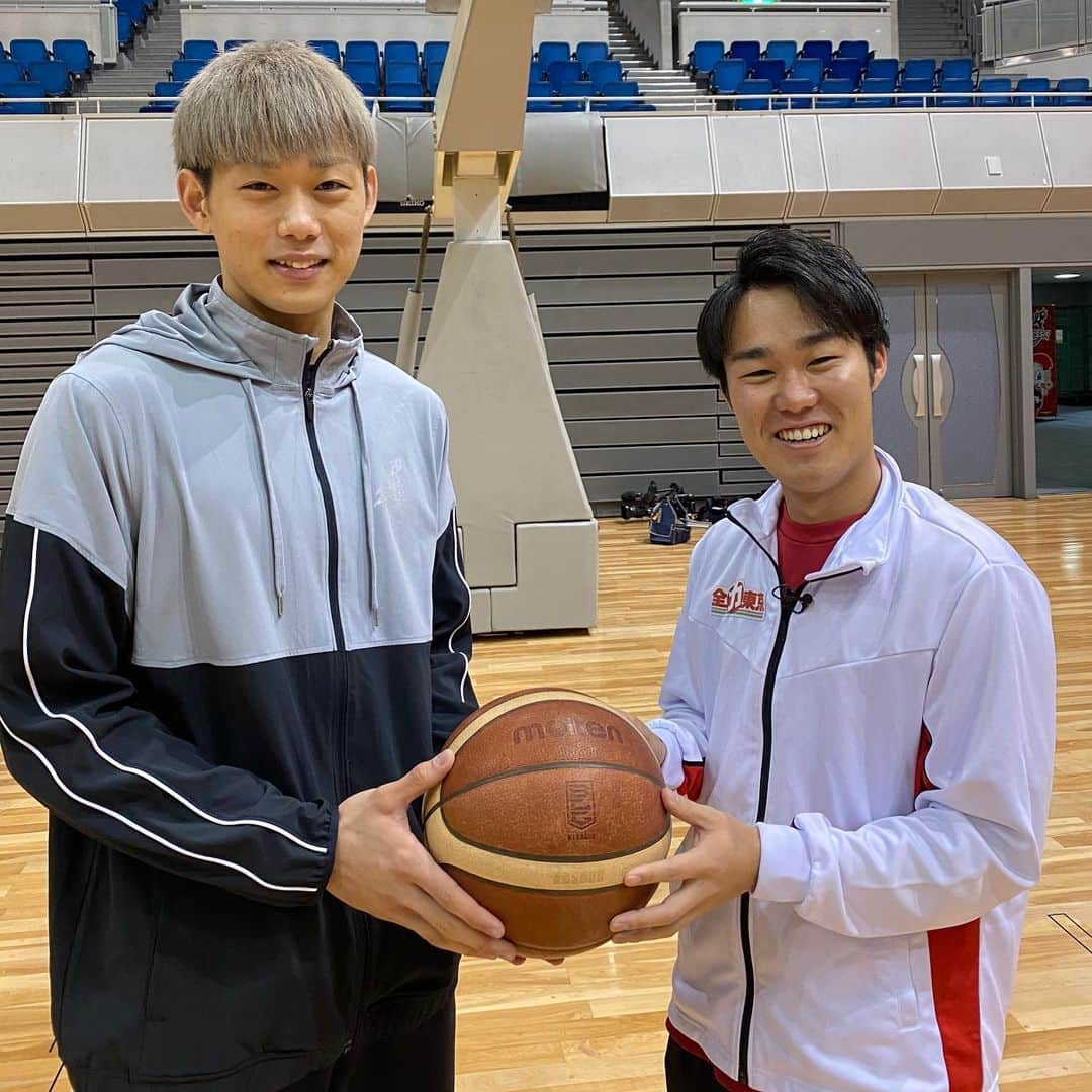 服部優陽のインスタグラム：「🏀日本代表 藤髙宗一郎 選手！﻿ ﻿ 東京五輪から種目に採用された﻿ 3人制バスケ「3x3」の日本代表候補です！﻿ ﻿ 高い身体能力から繰り出されるダンクは圧巻！﻿ 加えて甘いフェイスに優しいお人柄と完璧超人です。笑﻿ ﻿ バスケリオ五輪代表でもある奥様 #栗原三佳 選手との﻿ アツアツエピソードも飛び出す…かも？﻿ ﻿ 新種目「3x3」と藤髙選手の魅力がギュッと詰まった﻿ #全力東京 明日3/4(水) #報道ランナー でオンエアです🎥﻿ 🏀﻿ #藤高宗一郎 #3x3 #大阪エヴェッサ #エヴェッサ﻿ #bリーグ #バスケ好きな人と繋がりたい ﻿ ﻿ #東京五輪 #2020 #tokyo2020 #東京五輪2020 #東京オリンピック2020 #オリンピックイヤー #東京オリンピック #東京パラリンピック #パラリンピック #東京オリパラ #新国立競技場 #日本武道館 #カンテレ #アナウンサー #2020を楽しもう #金メダル #オリンピアン #全力東京 #olympics #tokyoolympic」