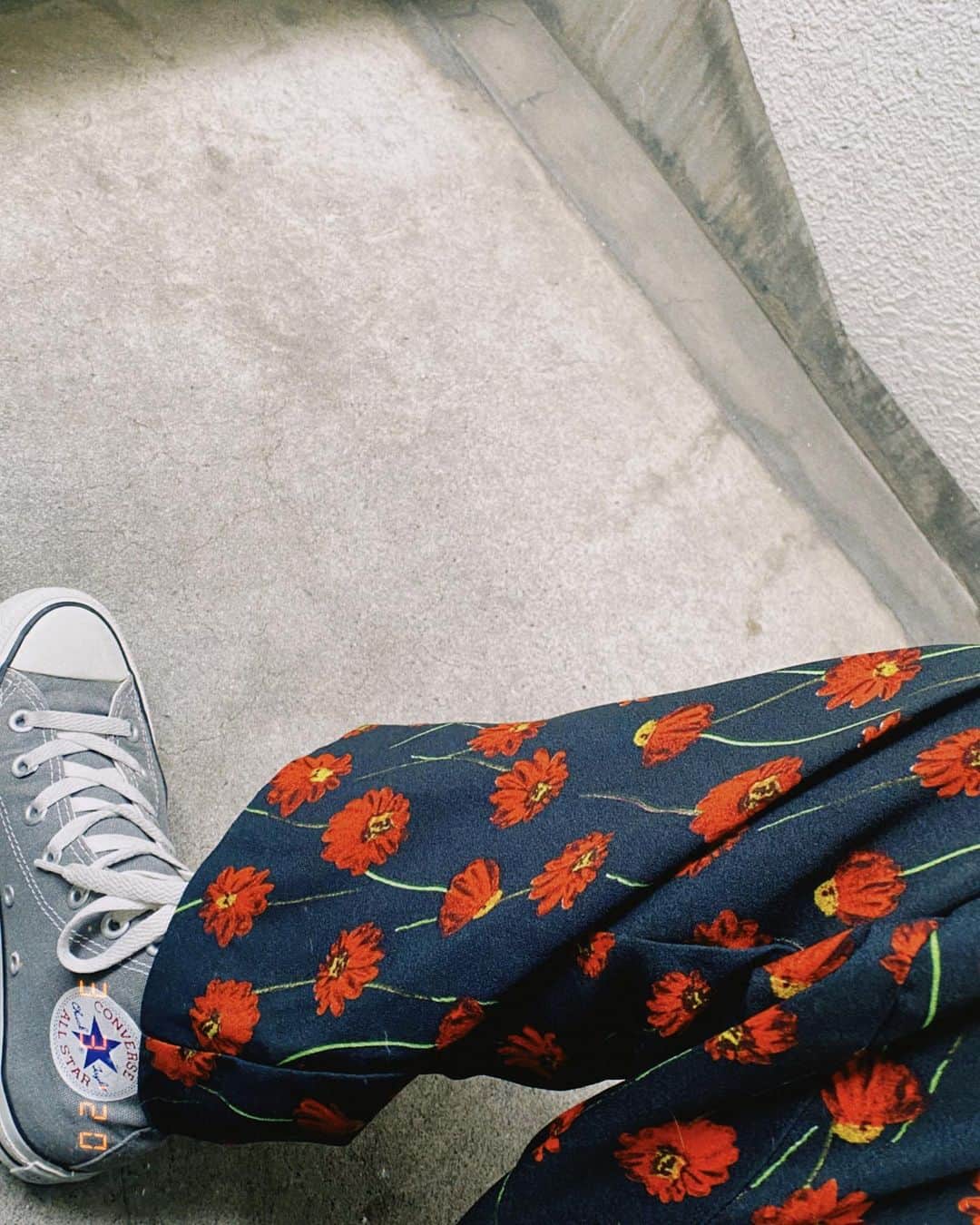 所谷舞さんのインスタグラム写真 - (所谷舞Instagram)「この花柄pants気分上げたいときに いつも履いちゃう🌼 あしたもがんばろーっ🐶」3月3日 21時26分 - _mai_i_