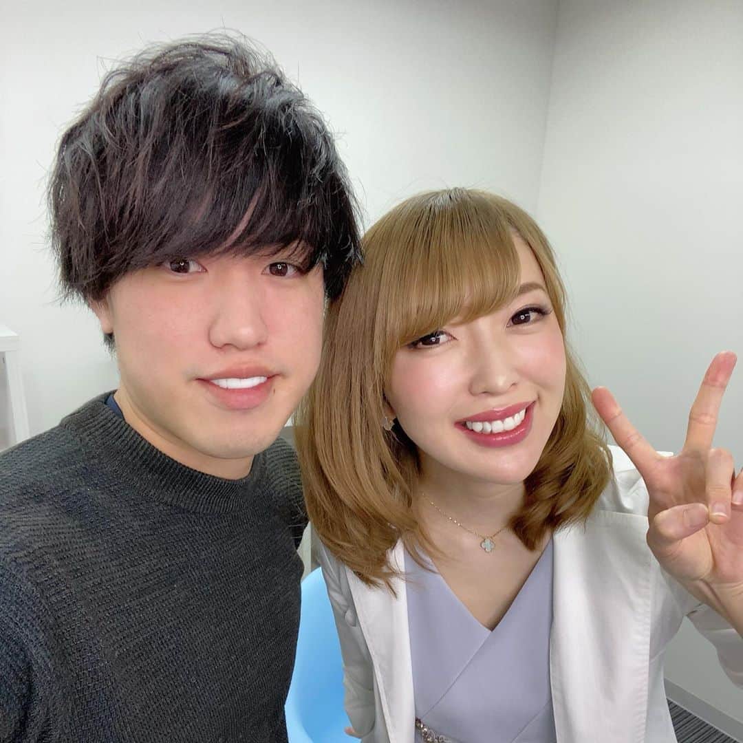 美容整体師川島さん。のインスタグラム：「美容外科医のマリコ先生と撮影👨‍⚕️ @drinouemariko . ・マリコ先生推奨の小顔マッサージ術 ・小顔矯正と美容整形の違い . 2つを撮影してきました！ . すごくいい動画を撮影できたと思う☺️ . 整形も小顔矯正も 女性の美を追求する目的は同じ！ . どちらもいいとこあるから どっちが悪いとかはない。 . 好きな方をユーザーが選べるように 供給側は、分かりやすいように 発信続けないといけないですね👨‍⚕️ . . #整体KAWASHIMA」