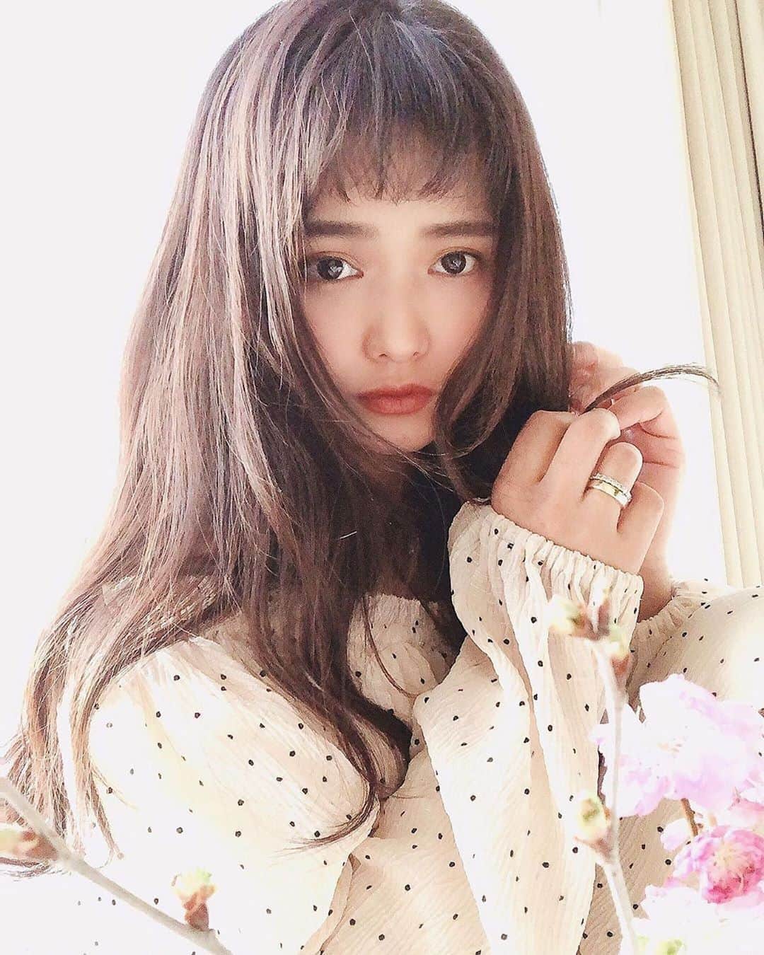 片山良平のインスタグラム：「・ ・ ・ 3ヶ月ぶりなので5センチカットして柔らかい動きが出やすいように✂︎ カラーはグレーパール✨  小さい子のママは時間がないしゆっくりできないけど、LONESSは子供用に個室があるので少しは安心かなー😊  #repost @ayanasakoh ・・・ : 前髪切りました✂︎ → @ryohei_katayama : 気づけば3ヶ月弱ぶりの美容室🤣 誕生日前に行けて良かった🕊 有難うございます🌿 : : : #7年ぶりのショートバング #産後の抜け毛　#生えてきた毛のせいで前髪2段でスカスカ　#スタイリングでどうにかなる状態ではなく　#シースルーがすぎたので思い切って　#懐かしい　 #両サイドの毛でフェイスラインを隠すと小顔に見えるよ　 #それにしても隠しすぎ　#笑　 #息子も付き合ってくれて有難う💋 #ちょっといじけてました 🤣 #個室で良かった🙄 : : :  #ヘアカラー　#ロングヘアー #ヘアカット　#ショートバング　#小顔効果　#グレーパール　#ヘアケア　#ロング　#ヘアスタイル　#longhair #loness @loness0301」