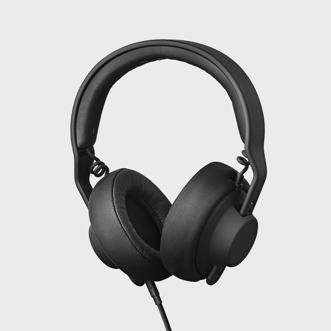 のインスタグラム：「SUSTAINABLE DESIGN. To us this means designs that are far beyond trend-driven aesthetics combined with modularity - allowing the user to upgrade headphones as technology evolves, extending the longevity of the product and in the end creating less waste for the planet.」