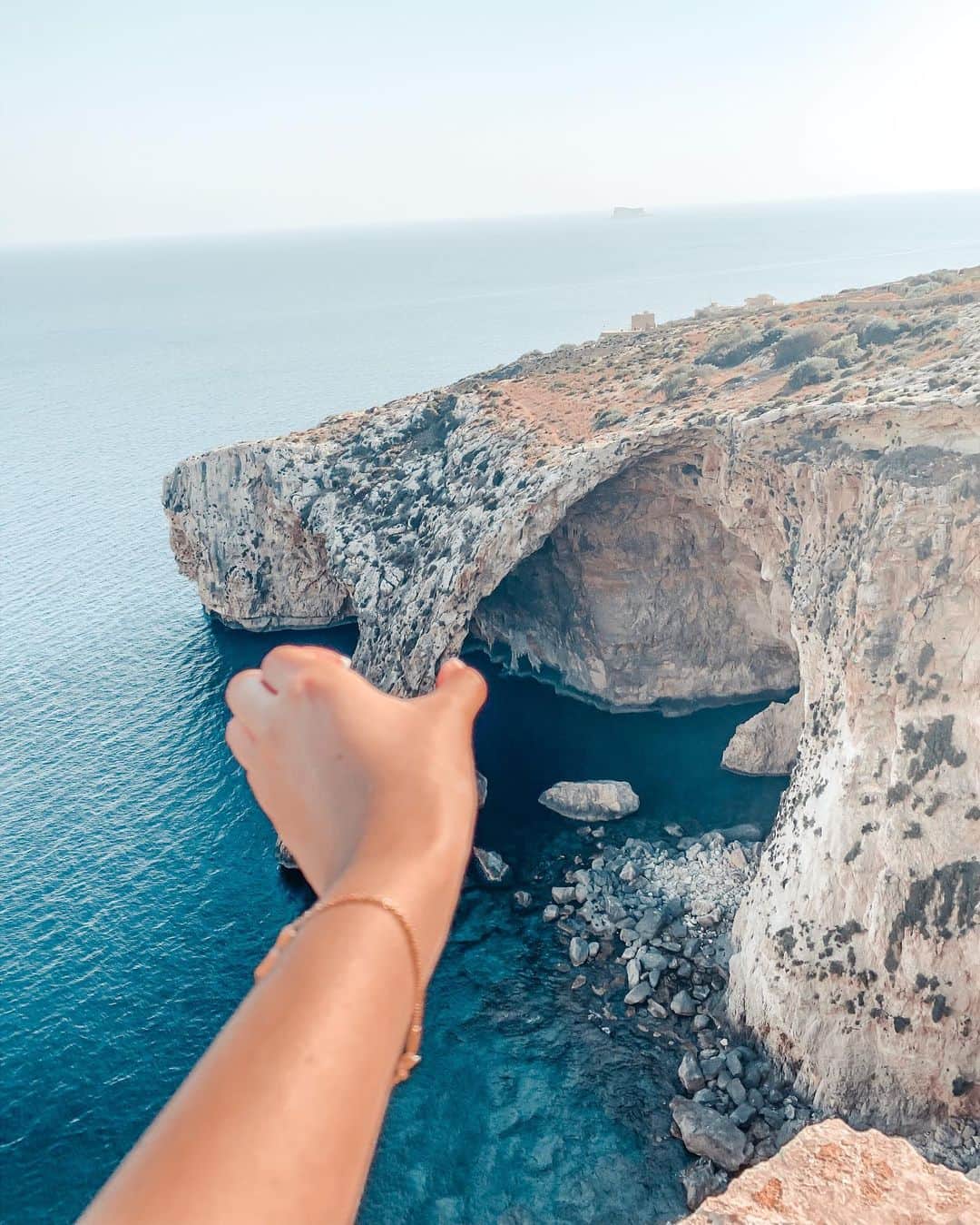 RUI ONUMAさんのインスタグラム写真 - (RUI ONUMAInstagram)「ㅤㅤㅤㅤㅤㅤㅤㅤㅤㅤㅤㅤㅤ Blue Grotto🌊 ㅤㅤㅤㅤㅤㅤㅤㅤㅤㅤㅤㅤㅤ マルタの青の洞窟 ブルーグロット💙 ㅤㅤㅤㅤㅤㅤㅤㅤㅤㅤㅤㅤㅤ 下に降りてボートツアーにも 行ってきたよー🚤 ㅤㅤㅤㅤㅤㅤㅤㅤㅤㅤㅤㅤㅤ 自然の岩のアーチが珍しい😳 ㅤㅤㅤㅤㅤㅤㅤㅤㅤㅤㅤㅤㅤ この時来てた 背中のリボンが可愛いワンピは @shop_mirage の👗 ㅤㅤㅤㅤㅤㅤㅤㅤㅤㅤㅤㅤㅤ  ㅤㅤㅤㅤㅤㅤㅤㅤㅤㅤㅤㅤㅤ ――――――――――――― ㅤㅤㅤㅤㅤㅤㅤㅤㅤㅤㅤㅤㅤ 🗺 #マルタ共和国  #マルタ #マルタ島 #malta #republicofmalta  ㅤㅤㅤㅤㅤㅤㅤㅤㅤㅤㅤㅤㅤ 📍 #ブルーグロット #bluegrotto #bluegrottomalta  ㅤㅤㅤㅤㅤㅤㅤㅤㅤㅤㅤㅤㅤ ――――――――――――― ㅤㅤㅤㅤㅤㅤㅤㅤㅤㅤㅤㅤㅤ #おーぬまんmalta旅」3月3日 21時42分 - onumaaan