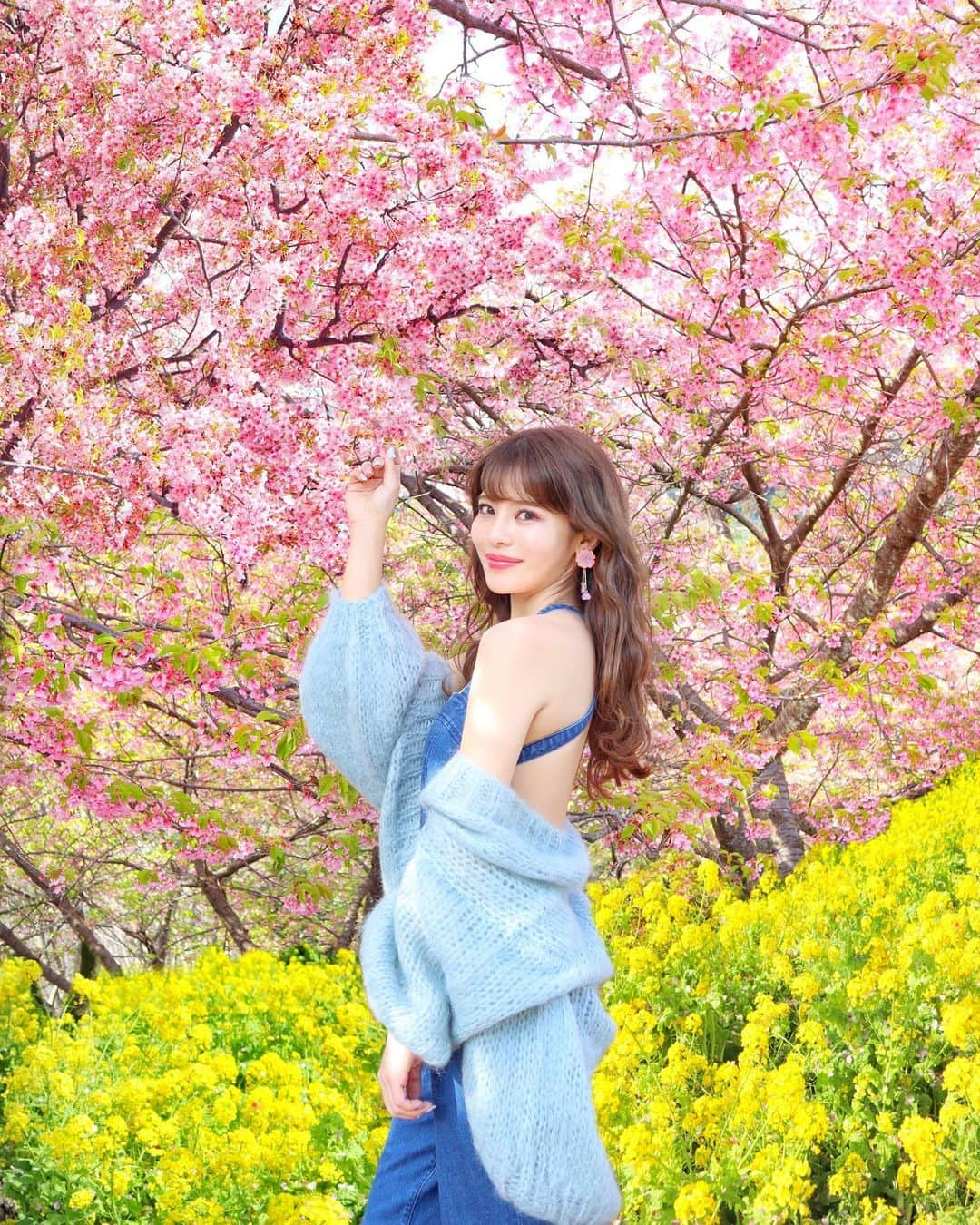 小沼瑞季さんのインスタグラム写真 - (小沼瑞季Instagram)「🌸🌼🌸🌼﻿ ﻿ ﻿ 今年も菜の花と河津桜をみに♡﻿ ﻿ 今回はまつだ桜まつりへ🌸﻿ ﻿ お祭りは期間が短縮されてしまっていて﻿ もう終わってしまっていたのだけど﻿ 公園内で桜の散策はできました🚶‍♀️♡﻿ ピンクと黄色のコントラストが最高🥰﻿ ﻿ もう河津桜は葉桜多めでぎりぎりかな🍃﻿ つぎの桜も楽しみっ🌸﻿ ﻿ salopette♡#rosarymoon ﻿ knit♡#furfur﻿ earring♡#liquem﻿ ﻿ ロザリームーンのサロペットは﻿ 去年の復刻版で伊勢丹限定のもの🥰♡﻿ 背中ぱっくりでおフェロかわいい💋﻿ ﻿ ﻿ 余談ですが﻿ 最近和菓子にハマっています😍﻿ 1番はかりんとう饅頭❣️笑﻿ 昨日はみたらし団子、﻿ おとといはわらび餅食べた😋🎶﻿ ﻿ ﻿ #まつだ桜まつり#新松田#桜祭り#桜まつり#河津桜#菜の花#西平畑公園#菜の花畑#ロザリームーン#ファーファー#みいきコーデ」3月3日 21時43分 - mizukikonuma