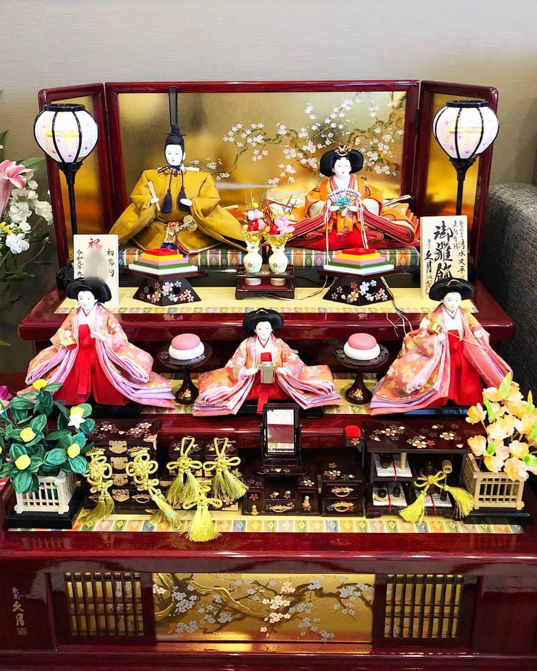 のインスタグラム：「娘の雛人形🎎 収納飾りです😉  お内裏様が、黄櫨染御袍をお召しになり、令和元年生まれの記念になると思い選びました🌸  #雛祭り #雛人形 #黄櫨染 #令和元年ベビー」