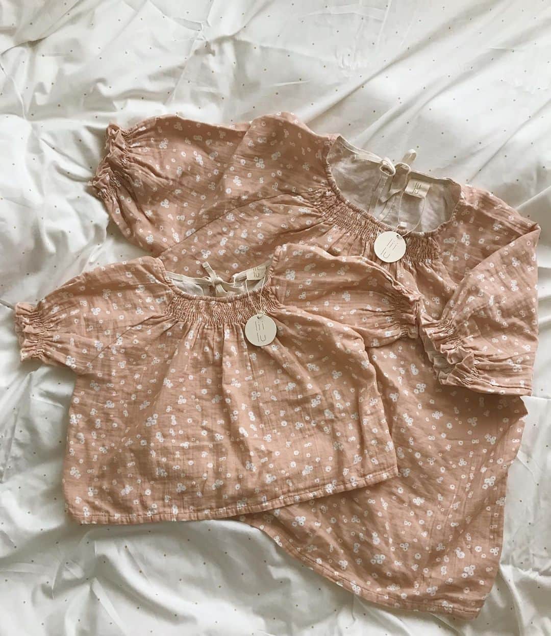 AMOさんのインスタグラム写真 - (AMOInstagram)「娘の幸せを願って🎎 これからも健やかに、愛にあふれた女性に育ってね。 . ひなまつりの今日は 娘とふたりでピンクを着た🍑 @shop_mikuco5 さんから届いて、 特別な日にと 着るのを楽しみにしていた @liiluorganics の "flower petals" スモックブラウス🌸 親子でおそろいです。 liiluのお洋服、秋にも娘とおそろいをgetしたけれど この春も😊 #liilu #liiluorganics」3月3日 21時48分 - amo_whale