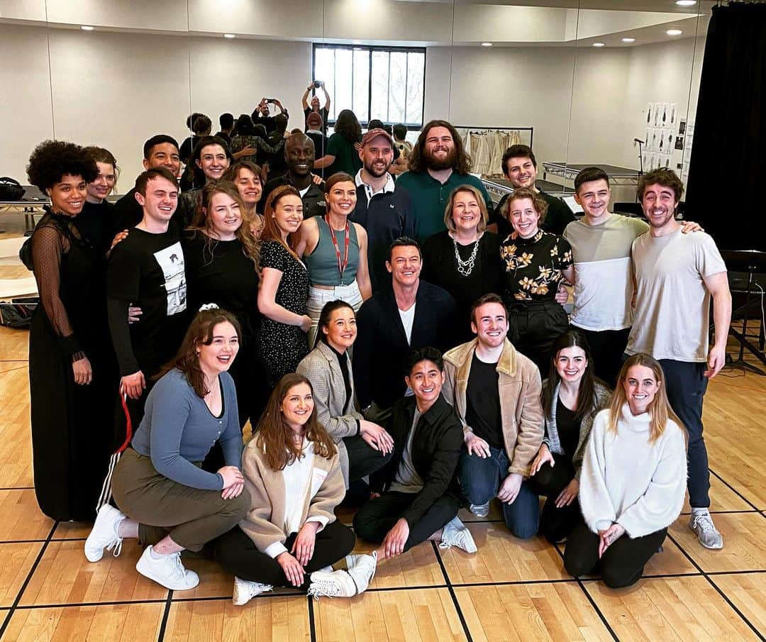 ルーク・エヴァンズさんのインスタグラム写真 - (ルーク・エヴァンズInstagram)「Great to meet this brilliant bunch of young people this morning at @rwcmd thanks for listening, I hope some of my stories give you a insight into this magical business. 👍🏼」3月3日 21時50分 - thereallukeevans