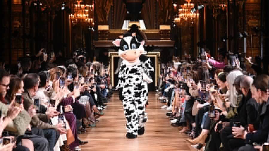 Apparel-web.comさんのインスタグラム写真 - (Apparel-web.comInstagram)「ステラ・マッカートニーのショーでは着ぐるみがフィナーレ #stellamccartney #pfw#paris #fashionweek #fashion #style #AW2020 #ファッション #コレクション #パリコレ#ステラマッカートニー @stellamccartney @apparelweb」3月3日 21時56分 - apparelweb
