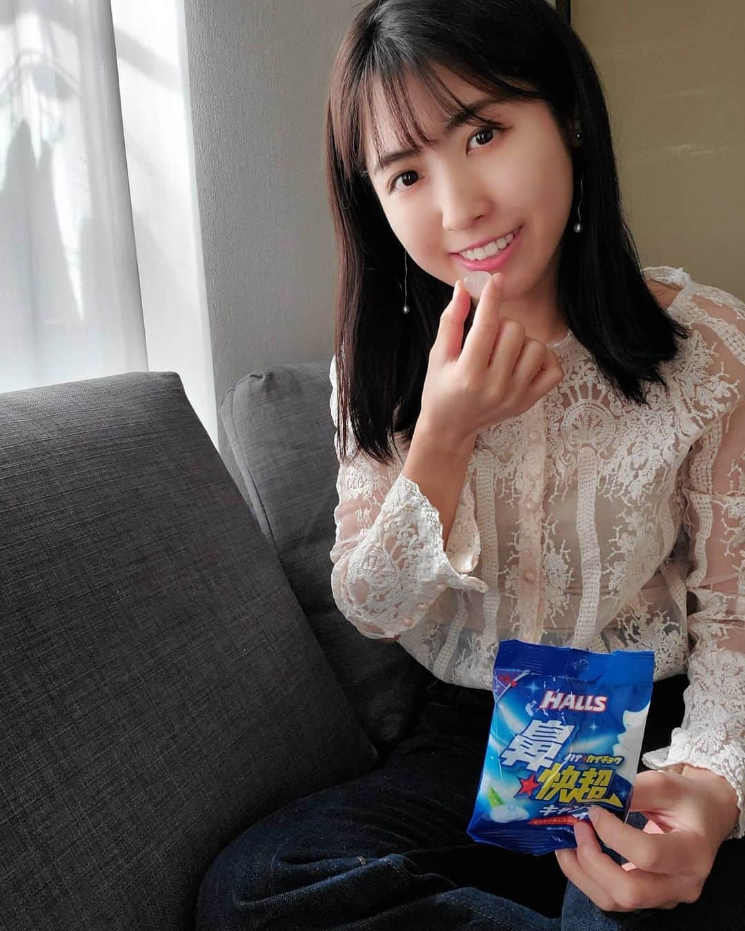 のインスタグラム：「こんばんは🌙なんだか鼻がむずむずする🤧 鼻がむずむずしたときにホールズを食べてるよ🌼﻿ #鼻むずホールズチャレンジ﻿ ﻿ ﻿ オーシャンブルーはソーダ味、﻿ EXハイパーミントは﻿ 爽快感があってスーッとする♪︎﻿ ﻿ この時期の必需品です🙈💓﻿ ﻿ ﻿ ﻿ #ホールズ #はなスッキリ! #爽快 #鼻むずホールズチャレンジ #PR #おやつ」
