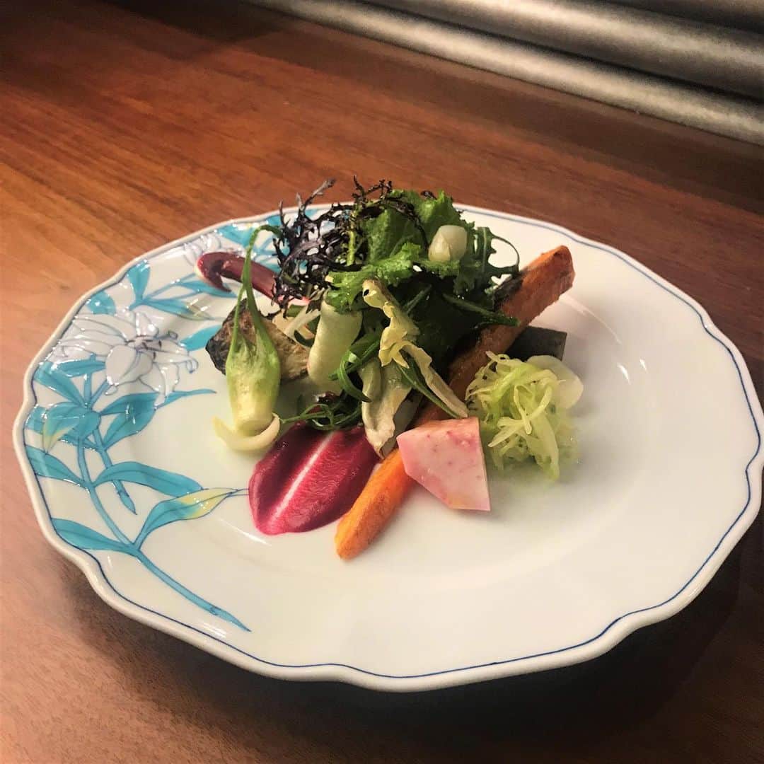 Ginza ONODERA Groupさんのインスタグラム写真 - (Ginza ONODERA GroupInstagram)「MAKIYAKI GINZA ONODERA. 《季節の野菜サラダ》 ここでしか食べられない珍しい野菜を一つ一つこだわりの調理法で作り上げサラダ。 ほろ苦いプンタレッタ、生ハムの油でソテーしたタルディーボ、マスタードで和えた根セロリ、塩もみしたハニーキャベツ、出汁で炊いたごぼう、南部鉄器でローストしたニンジンやかぶ、ニセコ産のユリ根、最後に熱したクルミオイルをかけて仕上げる。 📍東銀座駅より徒歩1分 おまかせディナーコース（￥20,000） ご予約はこちら➡️ https://www.tablecheck.com/ja/shops/steak-ginza-onodra/reserve?&utm_source=instagram  #薪焼銀座おのでら #銀座おのでら #ginzaonodera #薪焼き #薪グリル  #グリル #グリル野菜 #銀座 #銀座グルメ #銀座ディナー #デートにオススメ  #ヘルシー料理 #サラダ  #モダン #フレンチ  #オープンキッチン #カウンター席 #美食家 #東京グルメ  #東京カレンダー  #雑誌掲載店 #firewood #grilledveggies #salad」3月3日 21時59分 - ginzaonodera