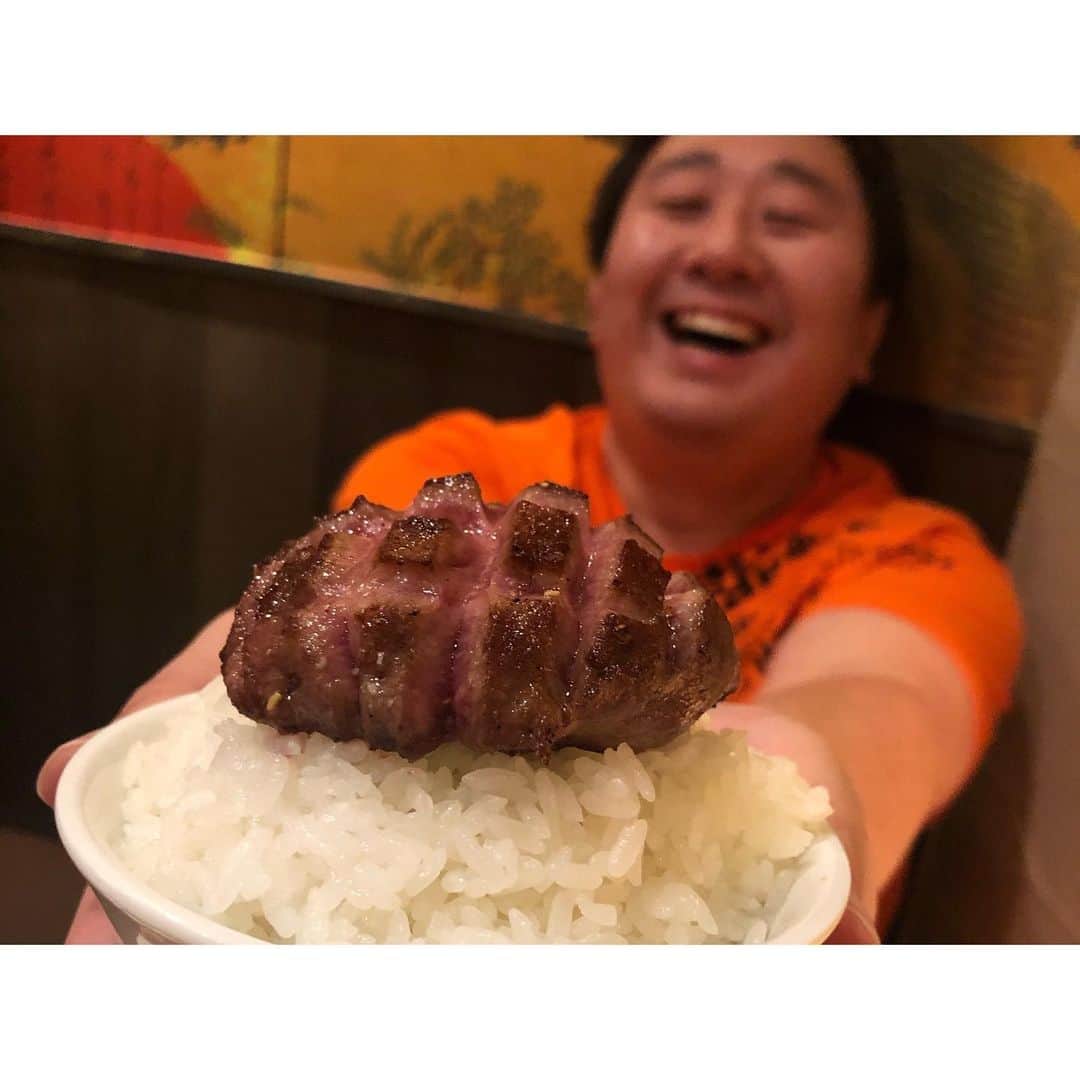 繭さんのインスタグラム写真 - (繭Instagram)「ㅤㅤㅤ ㅤㅤㅤ 先日、 @yakiniku_mitsukuni さんで @fallindebu さんのお誕生日を お祝いさせていただきました🎂✨ ㅤㅤㅤ いつもはっしーさんにお世話になっている だいすきなメンバーみんなで🤟🏻💕 ㅤㅤㅤ MITSUKUNIさん、どのお肉も本当に美味しいし、 お手頃なコースもあるので女子会にもおすすめです👭 特に厚切りタンと特選レバーが大好き🥺❤️ あと、土鍋ご飯がとっても美味しいです🍚 ㅤㅤㅤ ケーキはネットで探してはっしーさんに ぴったりのお肉ケーキがあったので 持ち込みさせてもらいました🥩 お肉に見えるけどショートケーキだったよ🍰 ㅤㅤㅤ 気付けば長いこと仲良くしていただいてるはっしーさん。 またお仕事でもご一緒できるよう頑張ります☺️✨ ㅤㅤㅤ #六本木 #六本木焼肉 #yakinikumitsukuni #followme #followmejp #followjp」3月3日 22時00分 - mayumayu1008