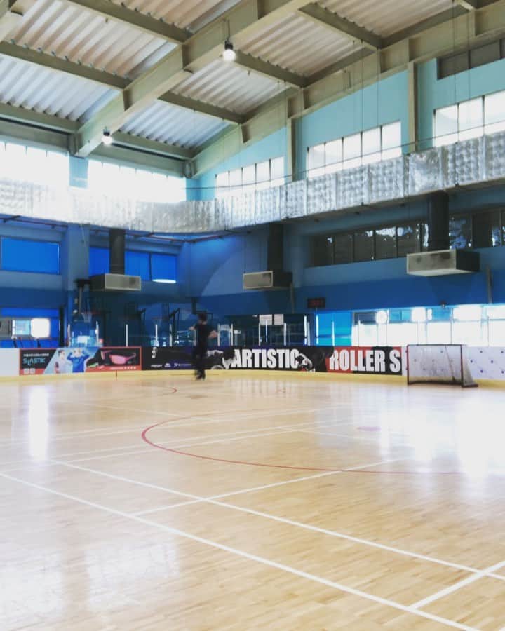 曹志イのインスタグラム：「Back to here⛸️ #inlineskate #figureskating  @jackson.ultima @rollline_artistic_official」
