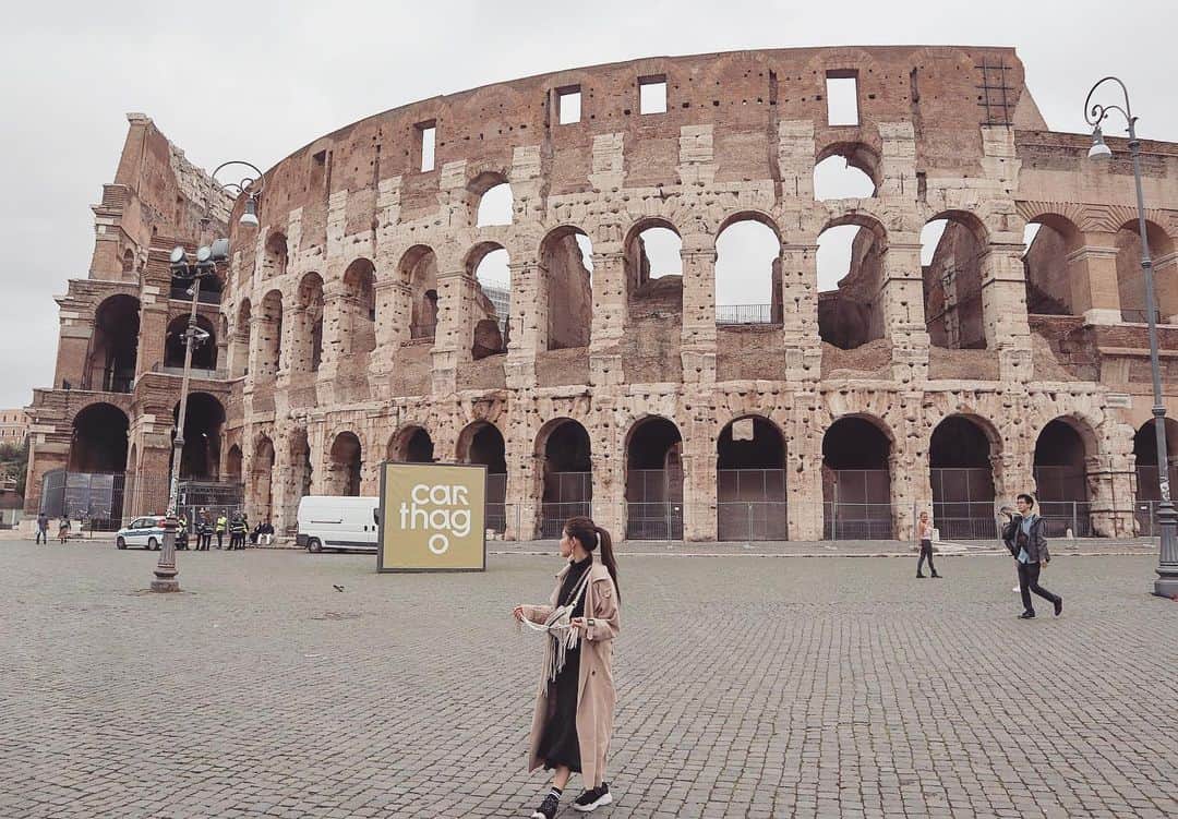 畑有里紗さんのインスタグラム写真 - (畑有里紗Instagram)「ローマにあるコロッセオ🏛 . 駅からすぐのとこにあって たまたま前の日の夜にも通った🏃‍♂️ 次の日の朝に中入ったよ〜！！ . 混んでるときはめっちゃ混んでるらしく 前もってツアーなど予約してると待たずに入れます◎ 壮大で圧巻でした👏  @sho_arii.wedding  #ありーとしょーちゃん#コロッセオ#イタリア#ローマ#新婚旅行#夫婦#イタリア旅行#ヨーロッパ旅行#絶景#ariitrip#旅行好き#ローマ観光#イタリア観光#roma#ローマ旅行#colosseo」3月3日 22時09分 - arii_m36