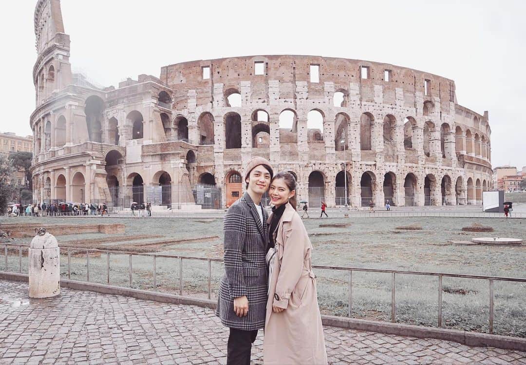 畑有里紗さんのインスタグラム写真 - (畑有里紗Instagram)「ローマにあるコロッセオ🏛 . 駅からすぐのとこにあって たまたま前の日の夜にも通った🏃‍♂️ 次の日の朝に中入ったよ〜！！ . 混んでるときはめっちゃ混んでるらしく 前もってツアーなど予約してると待たずに入れます◎ 壮大で圧巻でした👏  @sho_arii.wedding  #ありーとしょーちゃん#コロッセオ#イタリア#ローマ#新婚旅行#夫婦#イタリア旅行#ヨーロッパ旅行#絶景#ariitrip#旅行好き#ローマ観光#イタリア観光#roma#ローマ旅行#colosseo」3月3日 22時09分 - arii_m36
