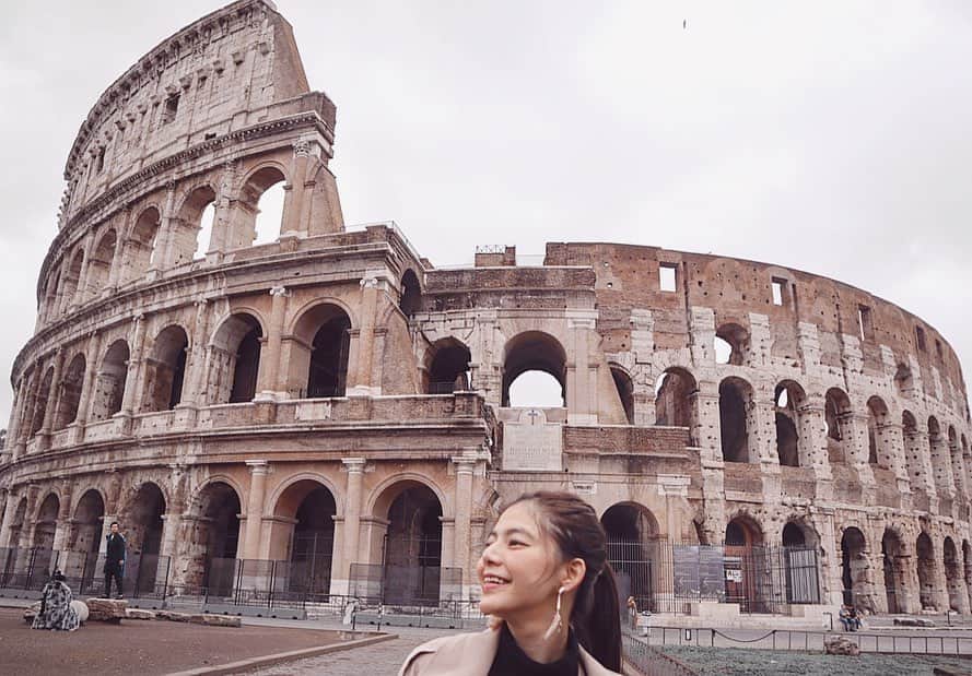 畑有里紗さんのインスタグラム写真 - (畑有里紗Instagram)「ローマにあるコロッセオ🏛 . 駅からすぐのとこにあって たまたま前の日の夜にも通った🏃‍♂️ 次の日の朝に中入ったよ〜！！ . 混んでるときはめっちゃ混んでるらしく 前もってツアーなど予約してると待たずに入れます◎ 壮大で圧巻でした👏  @sho_arii.wedding  #ありーとしょーちゃん#コロッセオ#イタリア#ローマ#新婚旅行#夫婦#イタリア旅行#ヨーロッパ旅行#絶景#ariitrip#旅行好き#ローマ観光#イタリア観光#roma#ローマ旅行#colosseo」3月3日 22時09分 - arii_m36