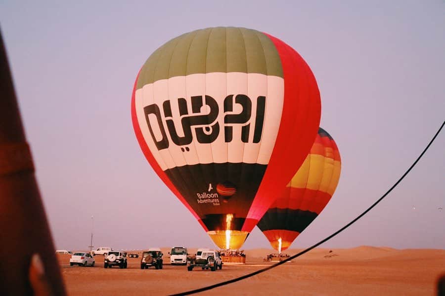 広瀬未花さんのインスタグラム写真 - (広瀬未花Instagram)「ドバイの旅。 実はAM5:00頃に、砂漠まで移動して気球からサンライズを眺めるツアーに参加していました☀️ ・ ぼんやりと辺りが明るくなり 、大地の目覚めと共に悠然とした砂漠に浮かぶ気球。 ・ 幻想的な世界に3人とも大興奮でした！ ・ ・ ・ #旅サラダ #生放送 #土曜日 #朝 #旅#海外 #ドバイ #中東 #砂漠 #サンライズ #気球 #女子旅 #江田友莉亜  #青木愛 #広瀬未花」3月3日 22時18分 - micahirose
