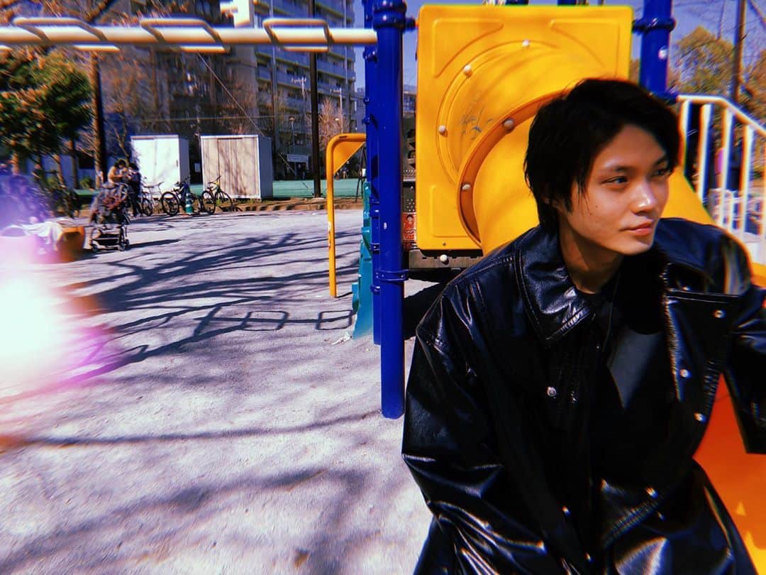 磯村勇斗のインスタグラム：「とある日の昼下がり  暖かくて子供が可愛くて気持ちよかった  平和な瞬間」