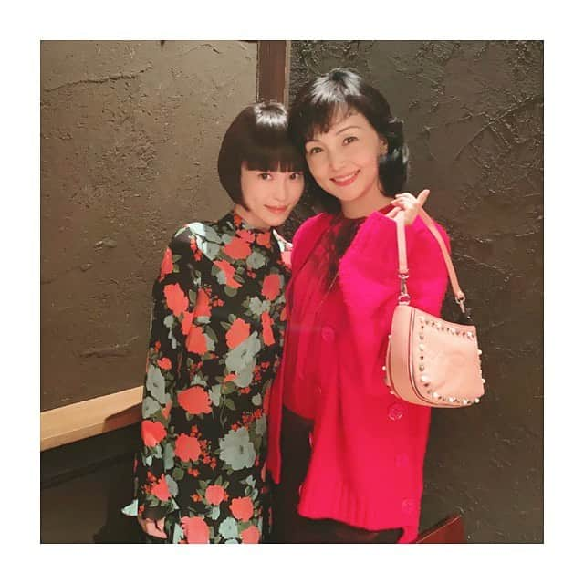 清川あさみさんのインスタグラム写真 - (清川あさみInstagram)「先日少し遅れて果歩ちゃんのお誕生日👠二人共忙しすぎだったからようやく。お互いに本音を話せる長〜い関係。しかし..毎回年齢を忘れてしまう😂！私もかなり久々にお買い物したけど似合いそうなモノが沢山会って迷った。。結局ブラウスとバッグを🎁 #美女採集　以来のお付き合い #いつも爆笑してる  #週間現代初グラビアみれるよ~ #私もみたい #同じ目線で話ができる #親友 #また綺麗に #少女みたい　@pinkoofficial」3月3日 22時12分 - asami_kiyokawa